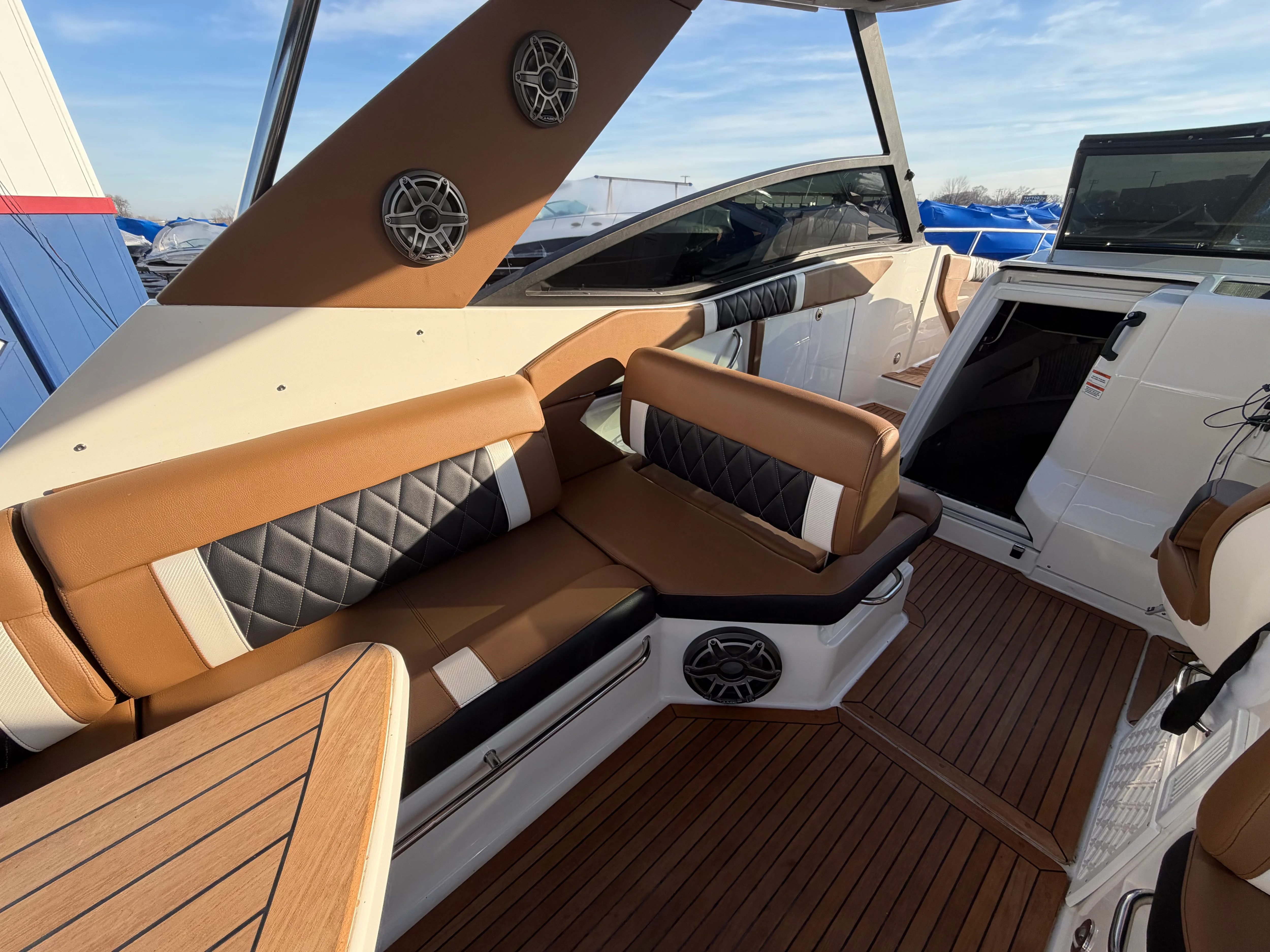 2019 Sea Ray 320 SUNDANCER Image Thumbnail #12