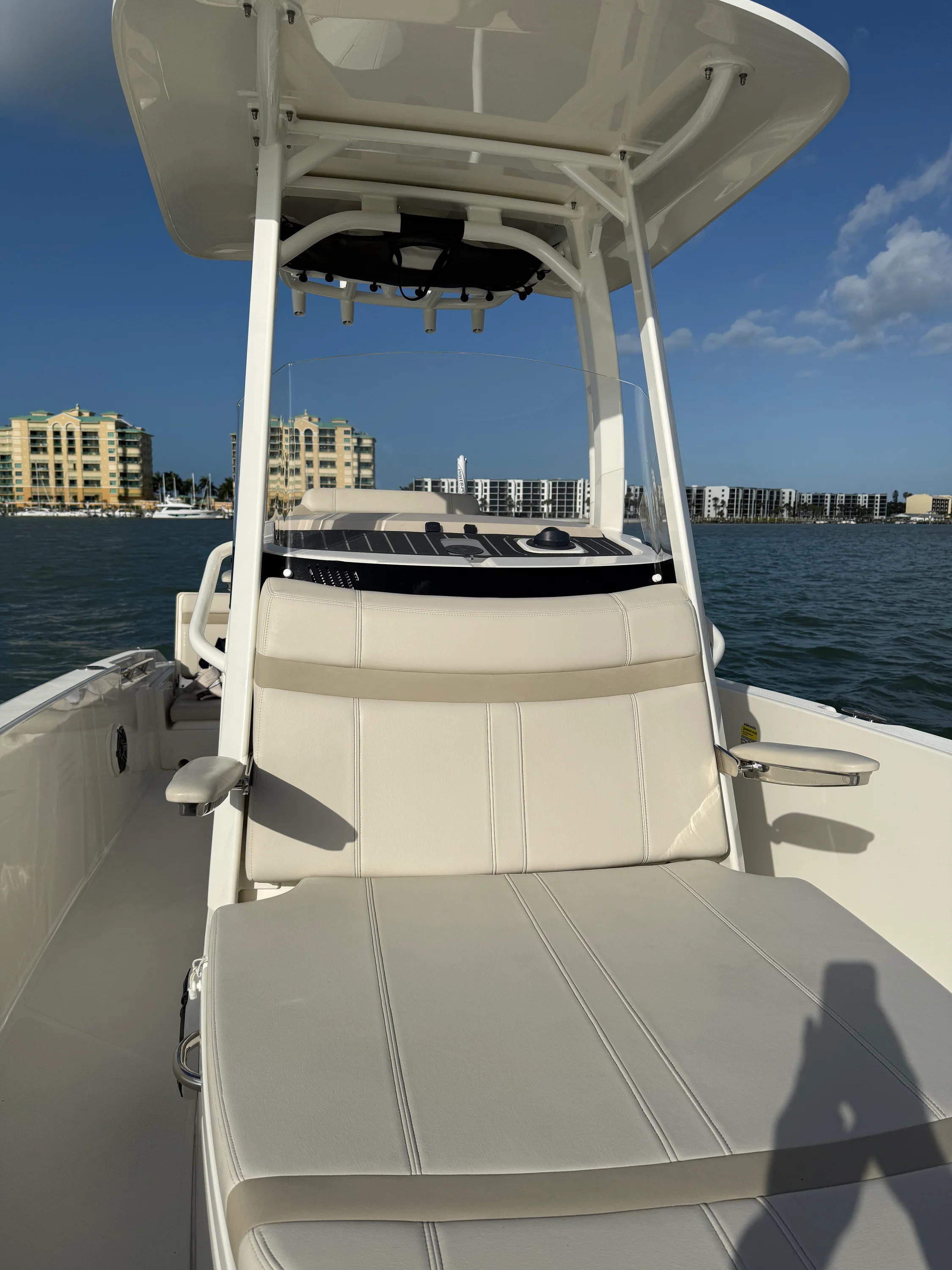 2023 Boston Whaler 220 DAUNTLESS Image Thumbnail #16