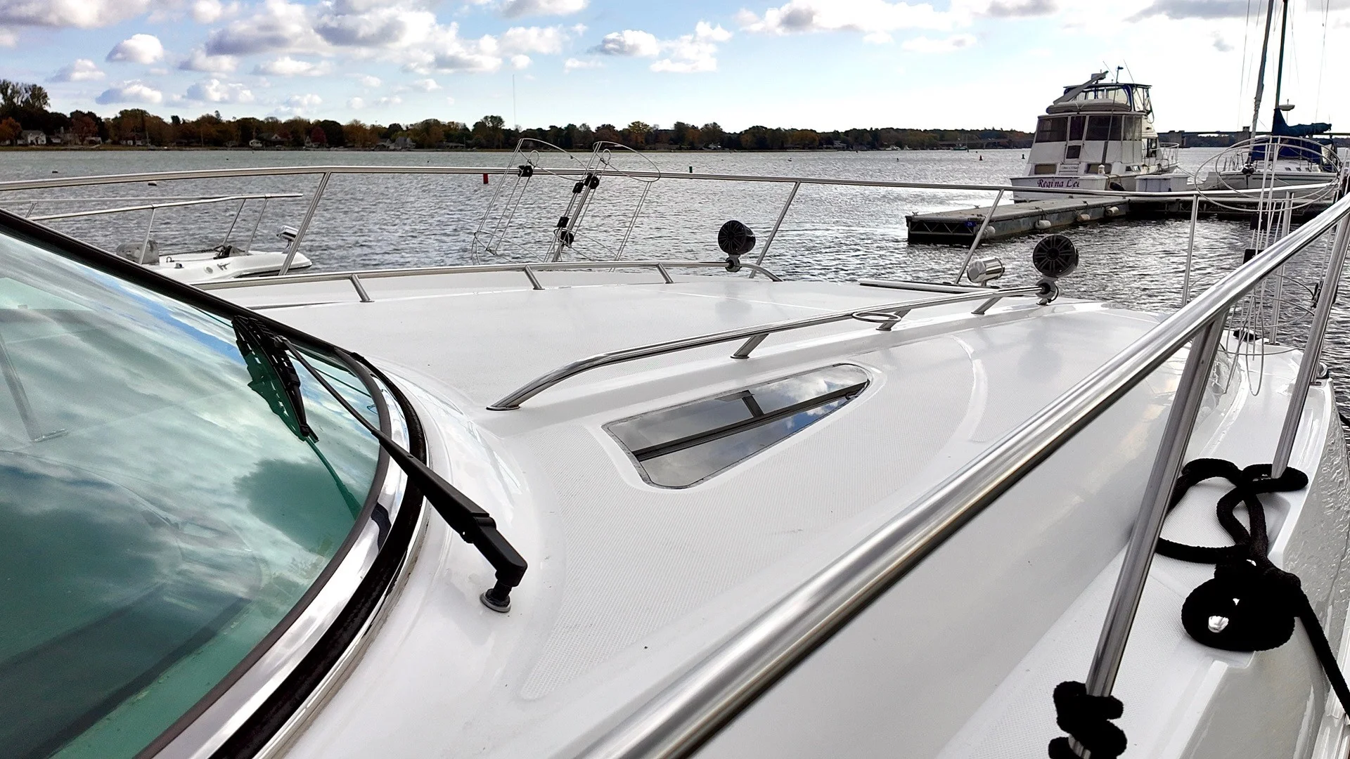 2016 Sea Ray 370 SUNDANCER Image Thumbnail #9