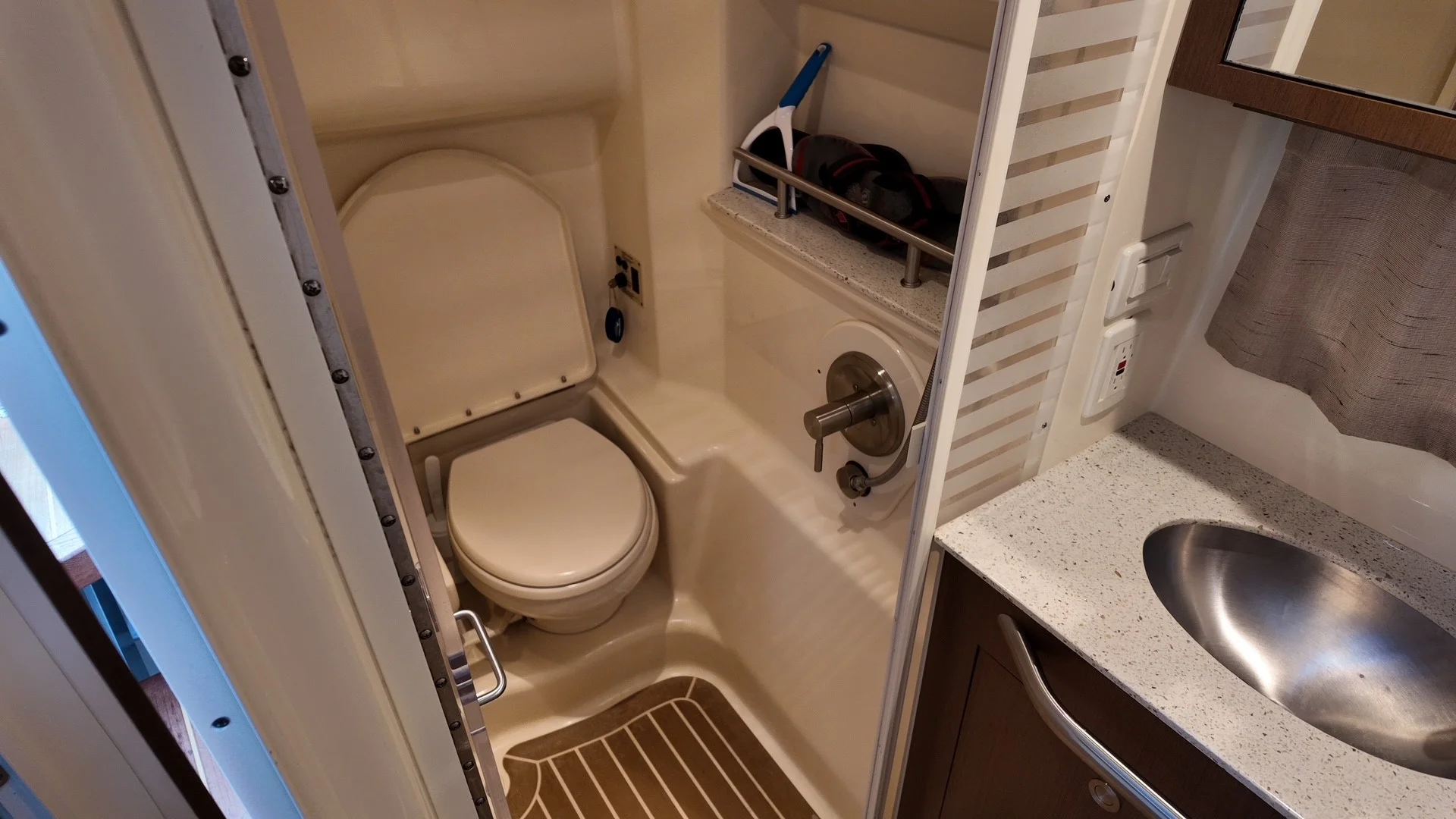 2016 Sea Ray 370 SUNDANCER Image Thumbnail #27