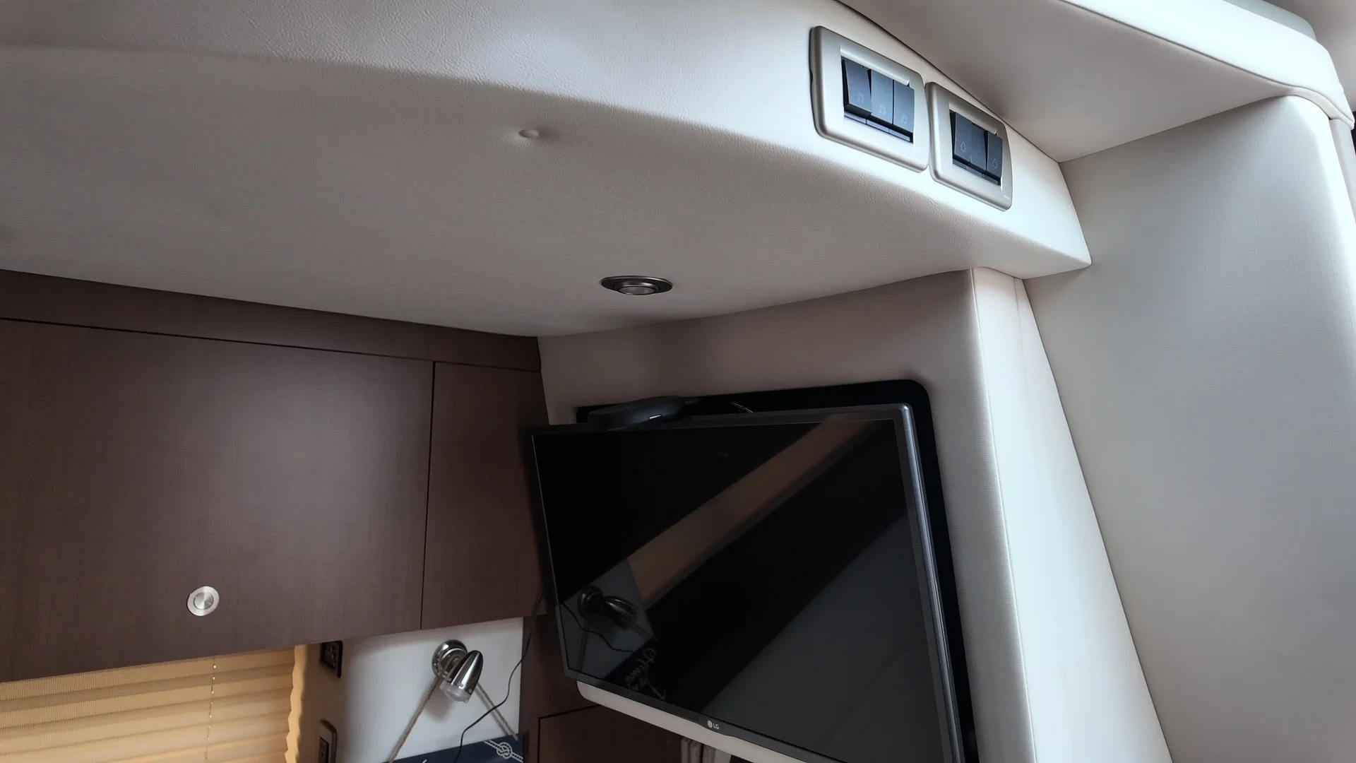 2016 Sea Ray 370 SUNDANCER Image Thumbnail #32