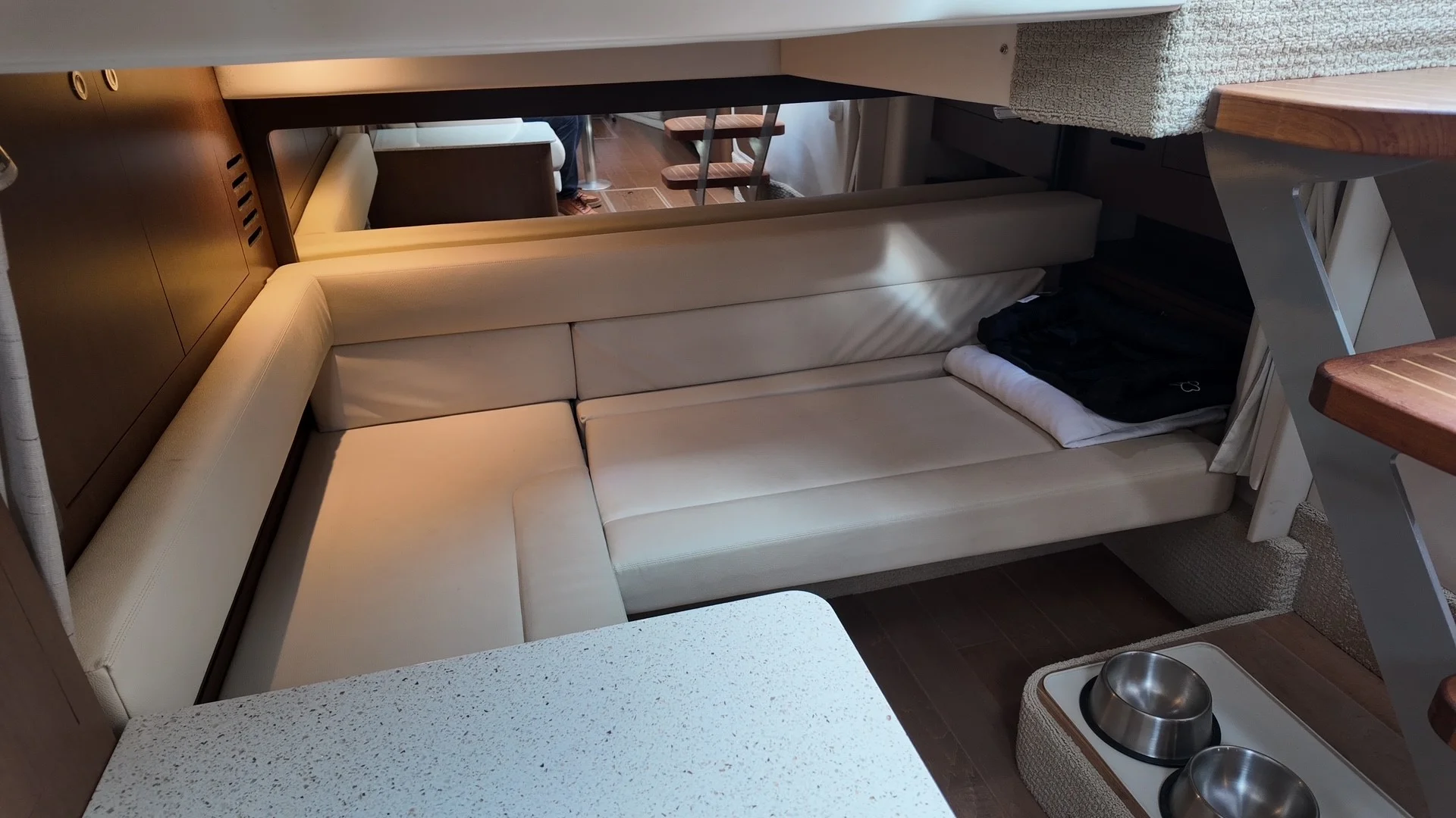 2016 Sea Ray 370 SUNDANCER Image Thumbnail #29