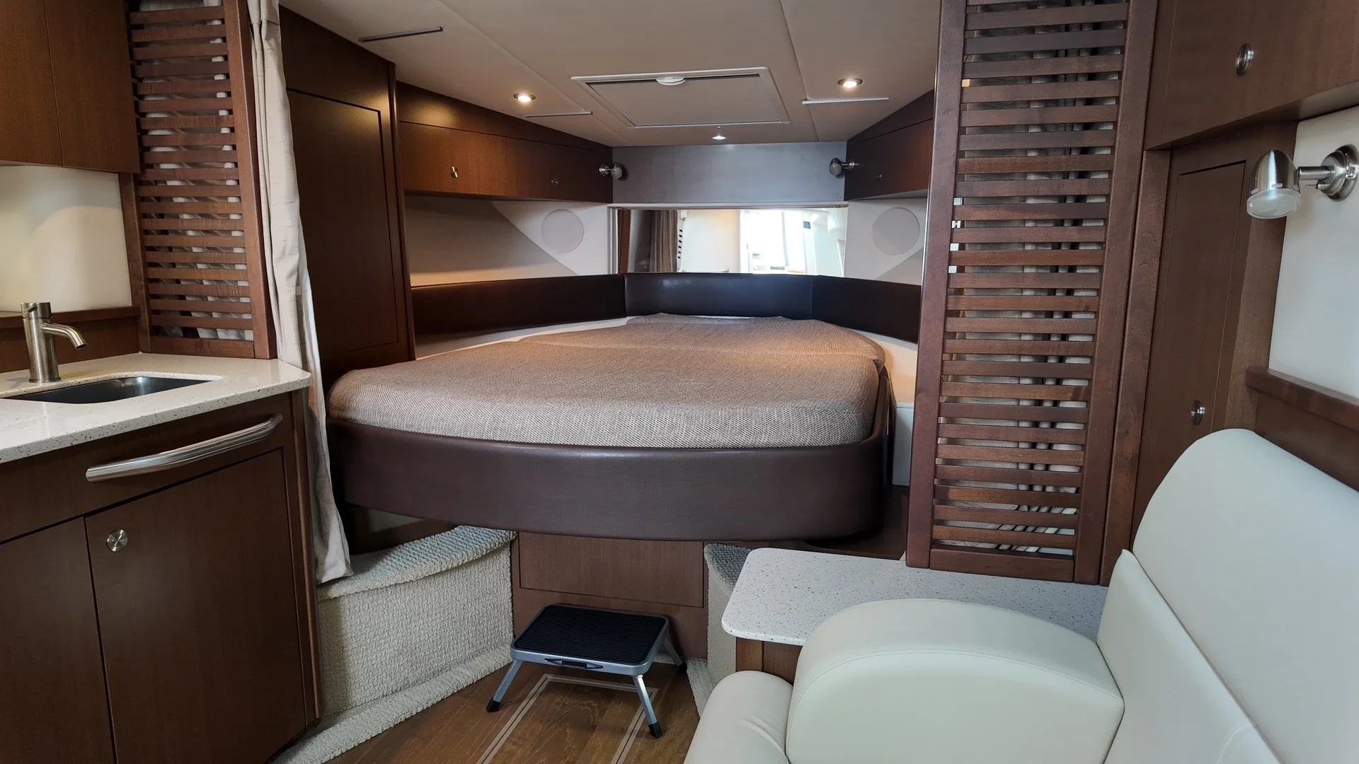 2016 Sea Ray 370 SUNDANCER Image Thumbnail #22