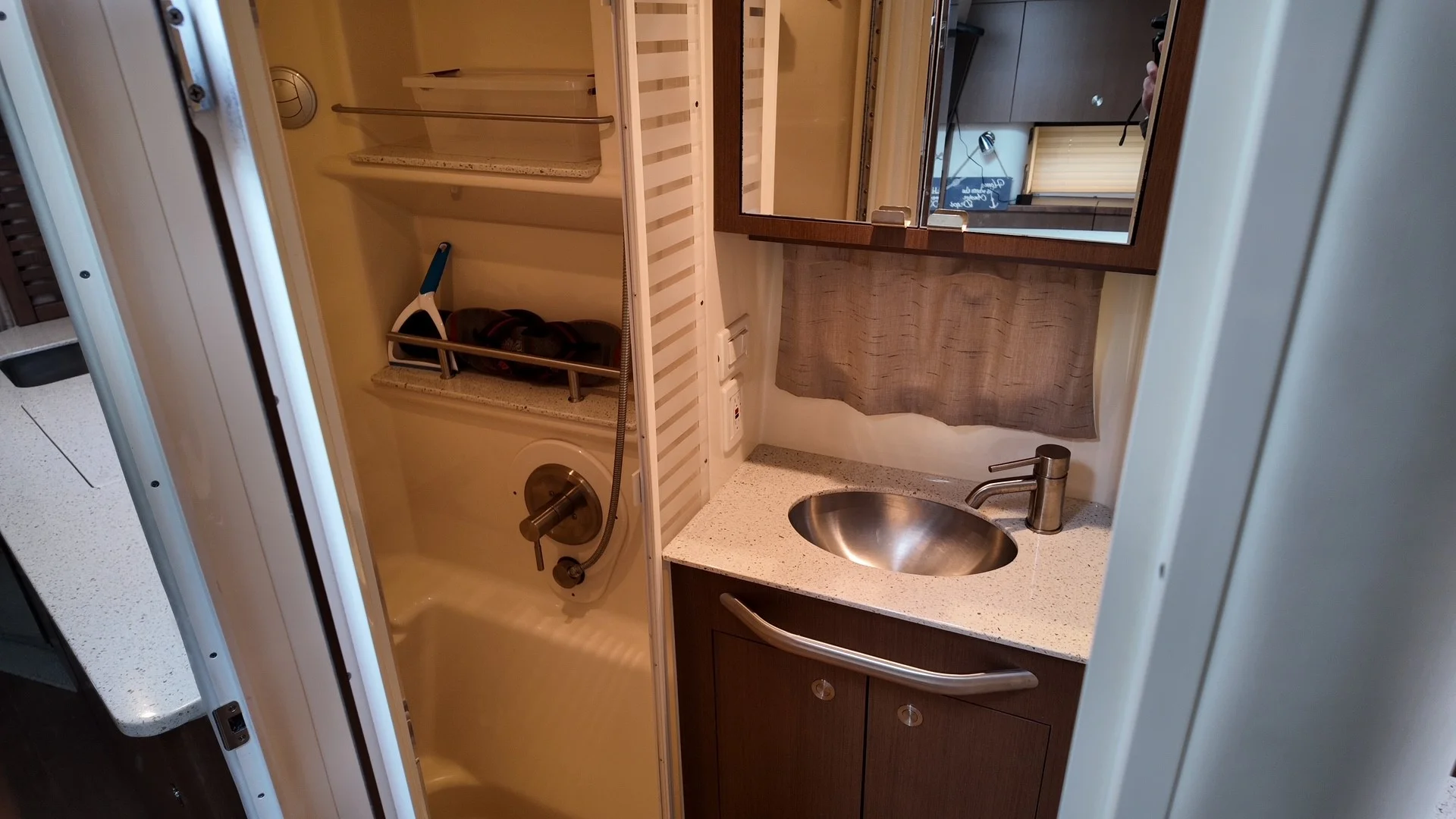 2016 Sea Ray 370 SUNDANCER Image Thumbnail #28