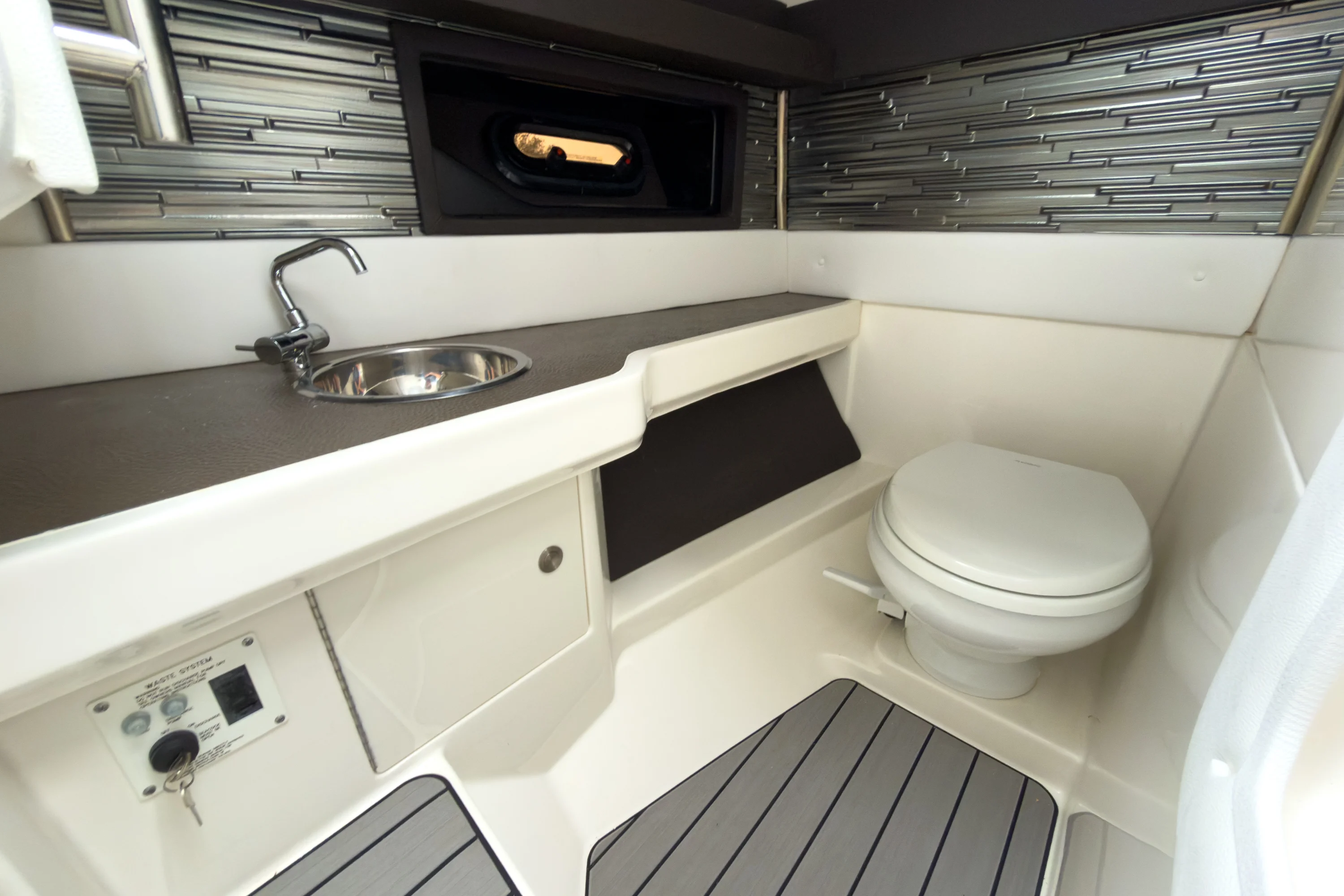 2026 Sea Ray SLX 310 Outboard Image Thumbnail #17