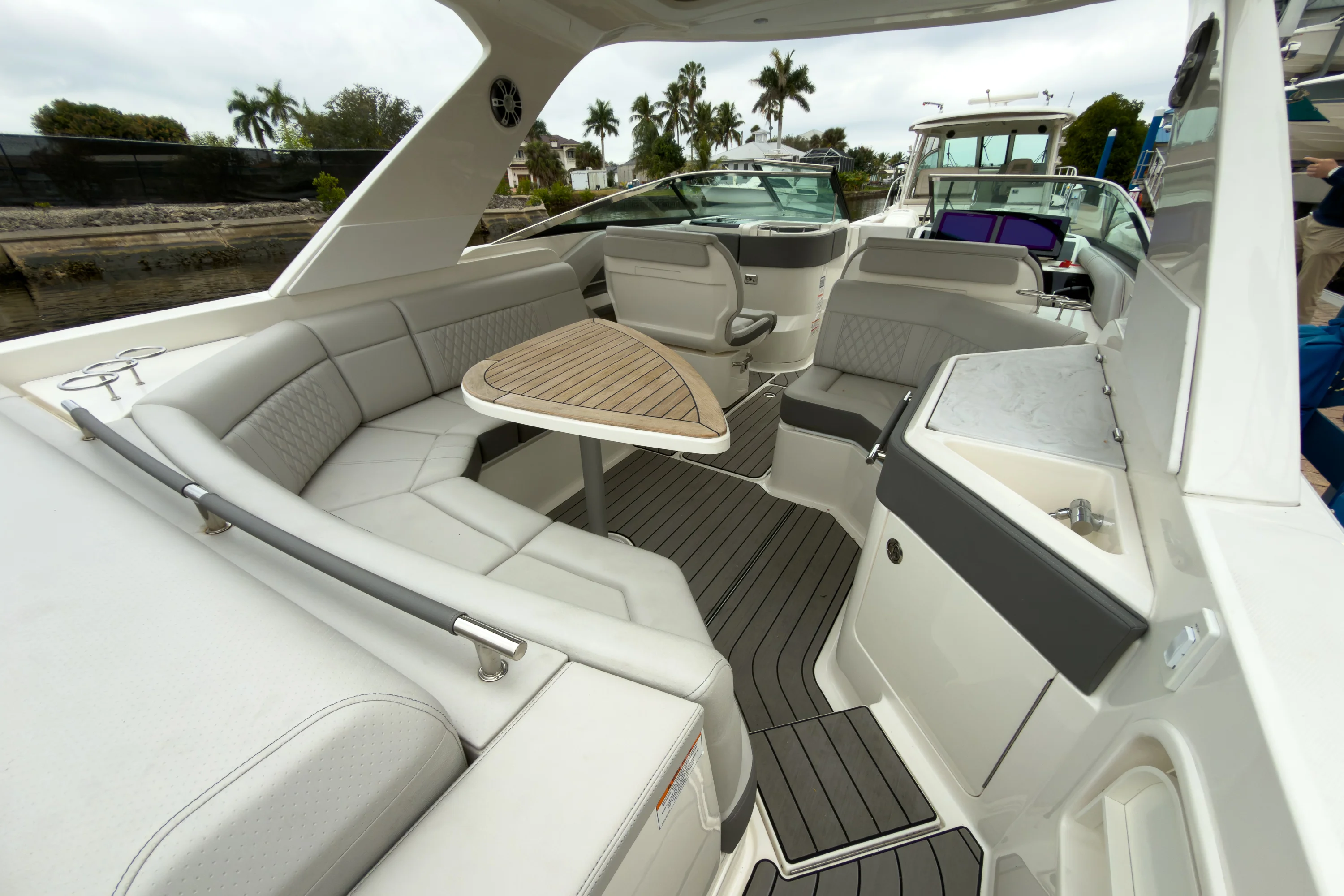 2026 Sea Ray SLX 310 Outboard Image Thumbnail #7