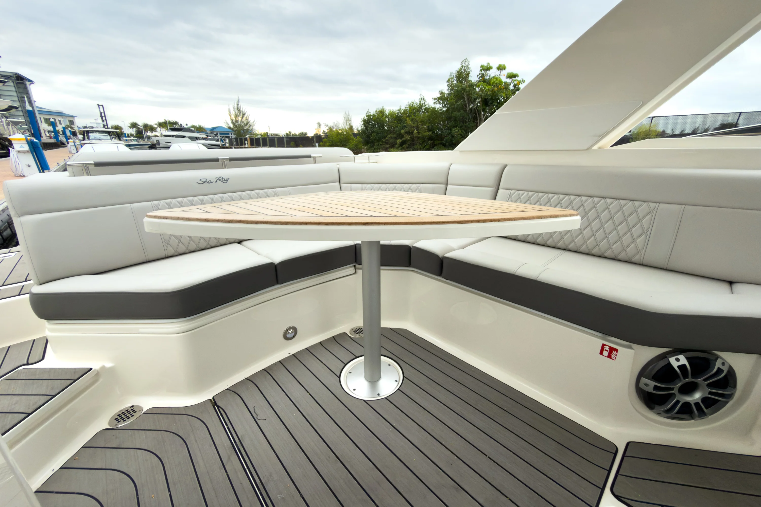 2026 Sea Ray SLX 310 Outboard Image Thumbnail #9