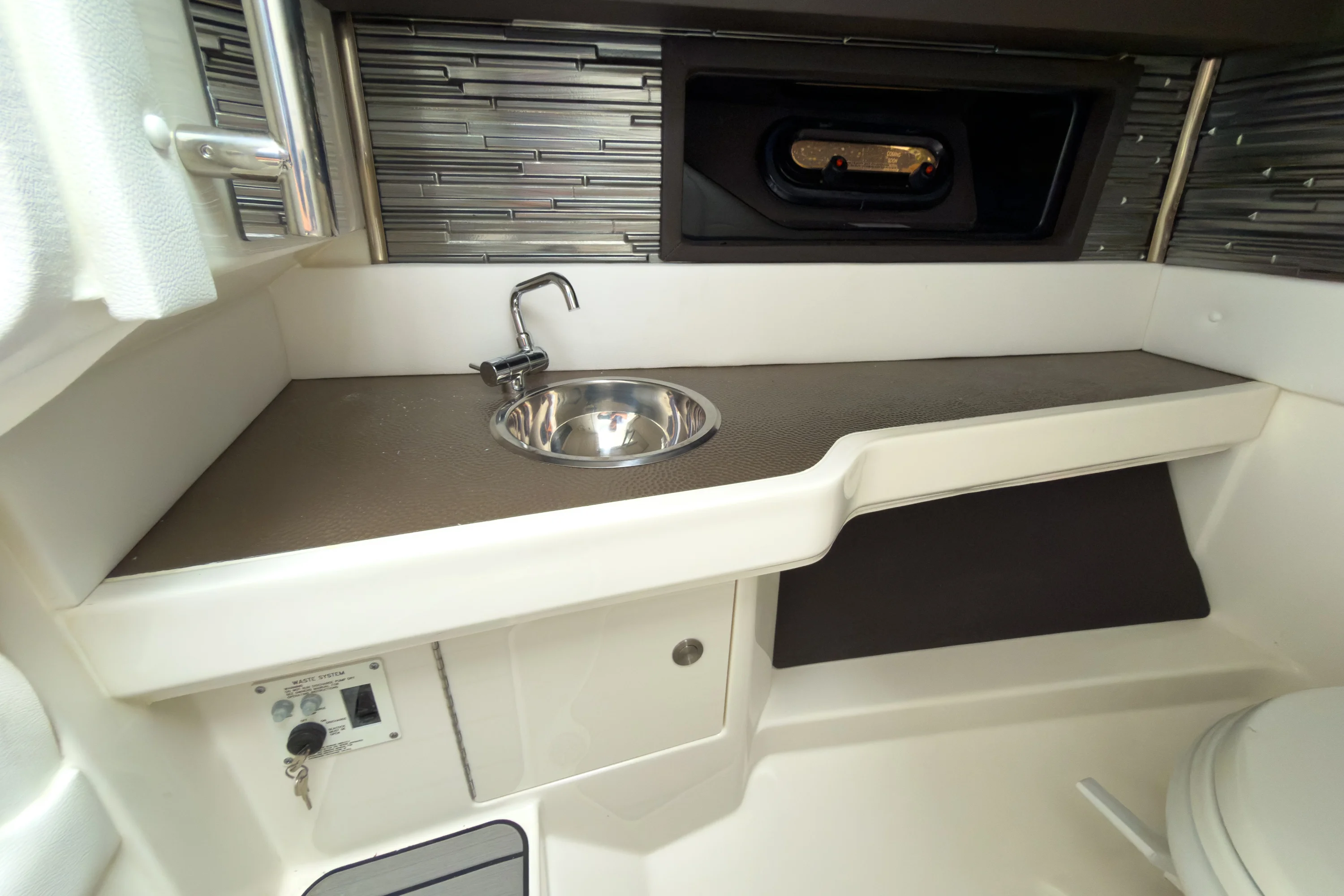 2026 Sea Ray SLX 310 Outboard Image Thumbnail #18