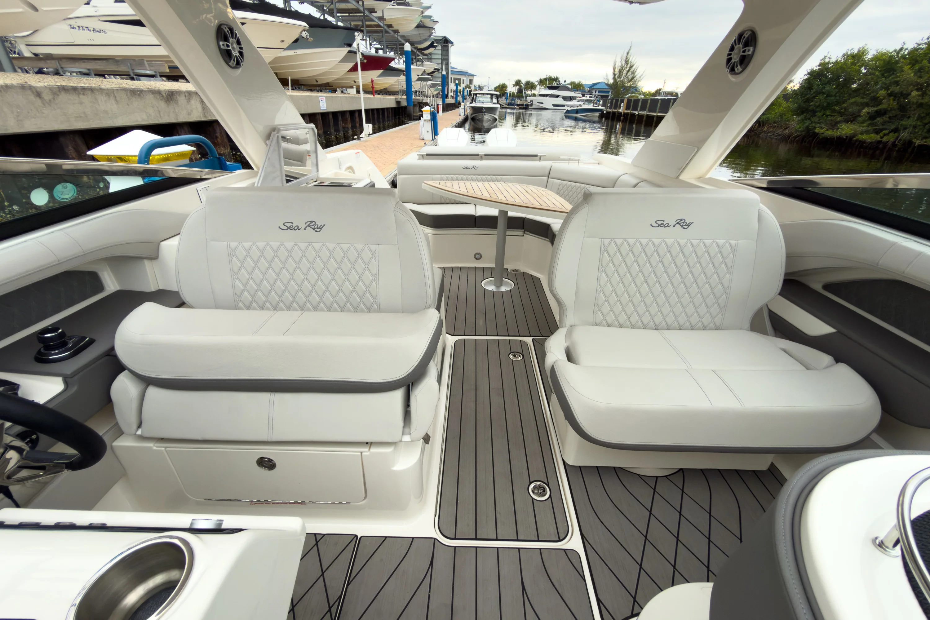 2026 Sea Ray SLX 310 Outboard Image Thumbnail #19