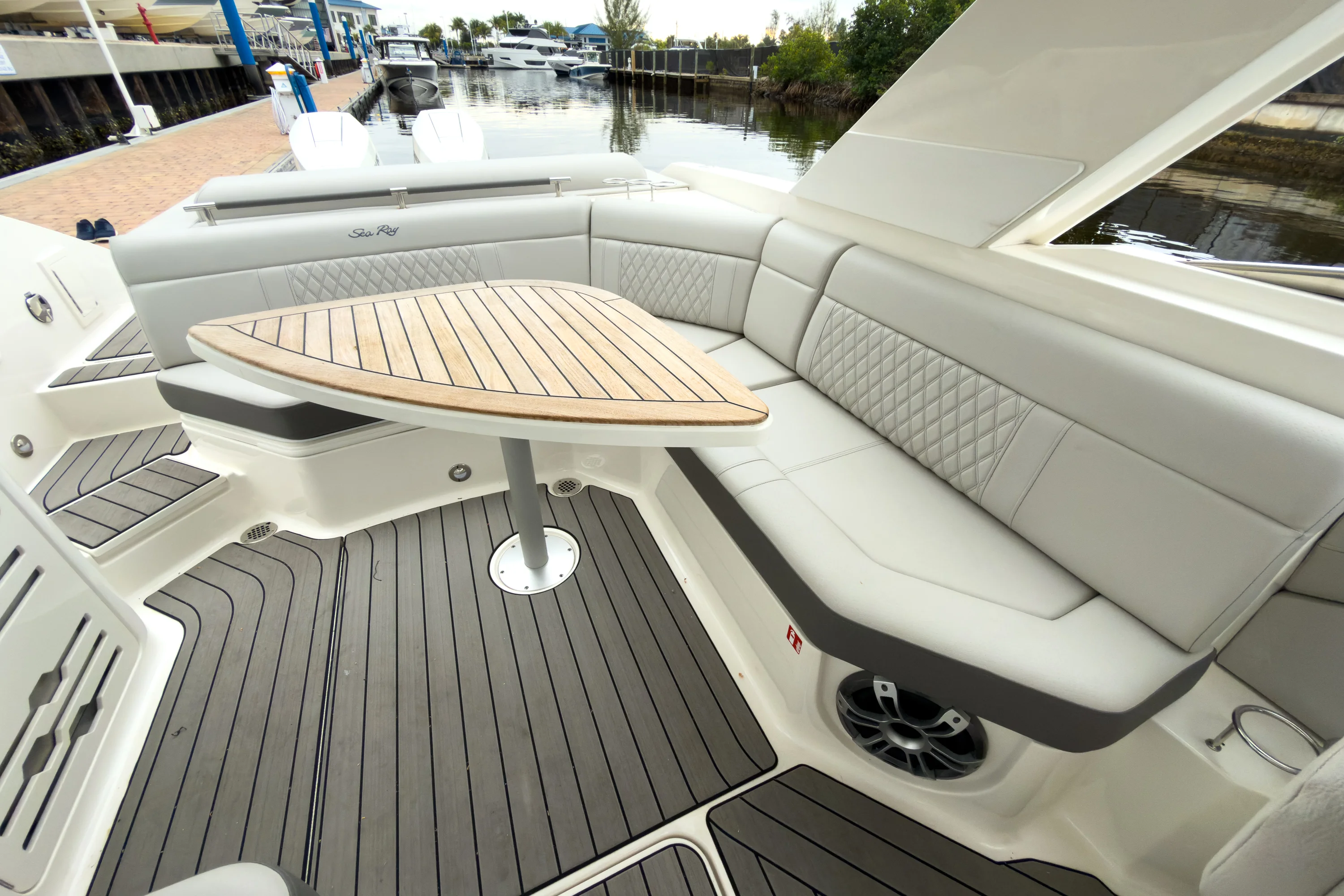 2026 Sea Ray SLX 310 Outboard Image Thumbnail #10