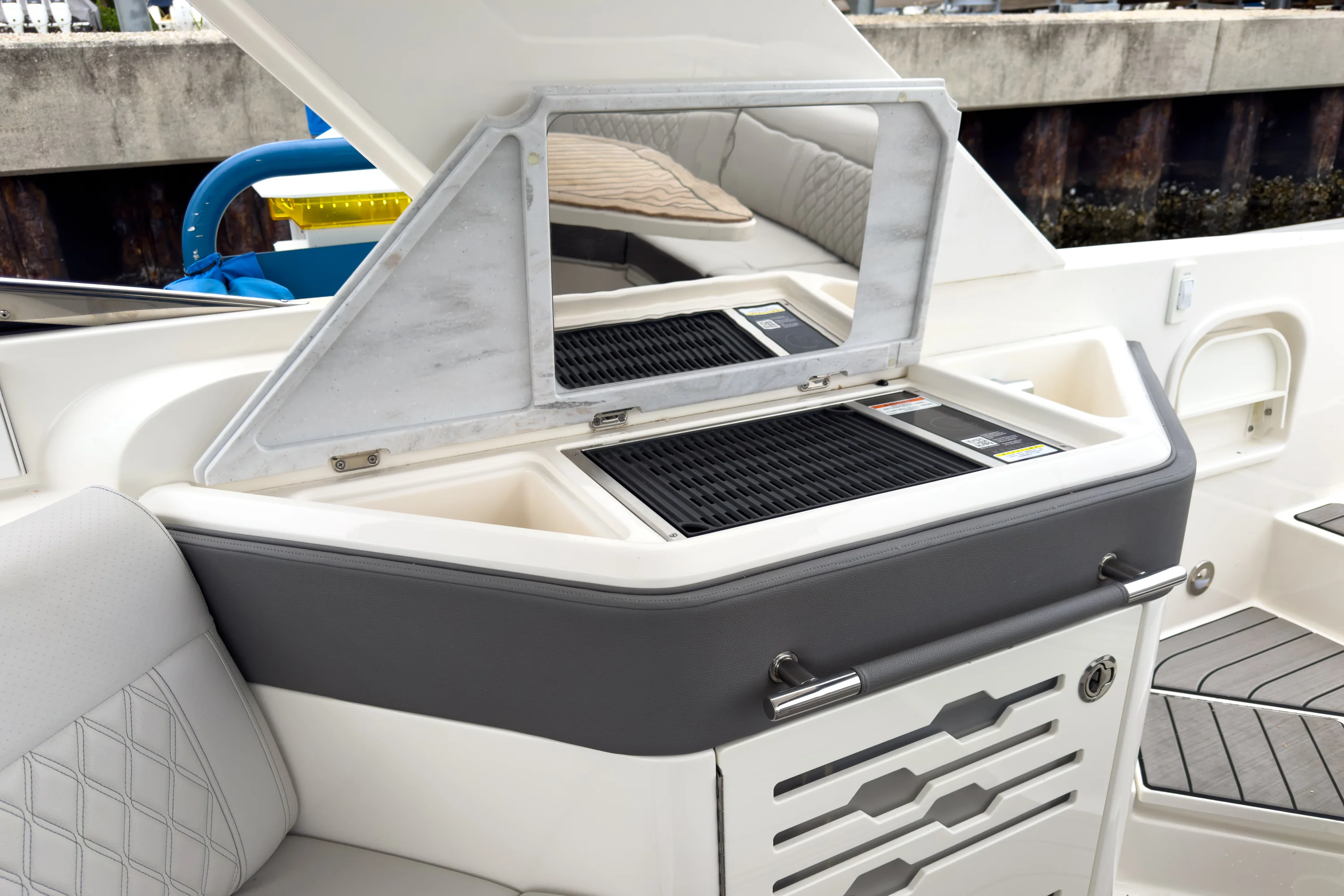 2026 Sea Ray SLX 310 Outboard Image Thumbnail #11