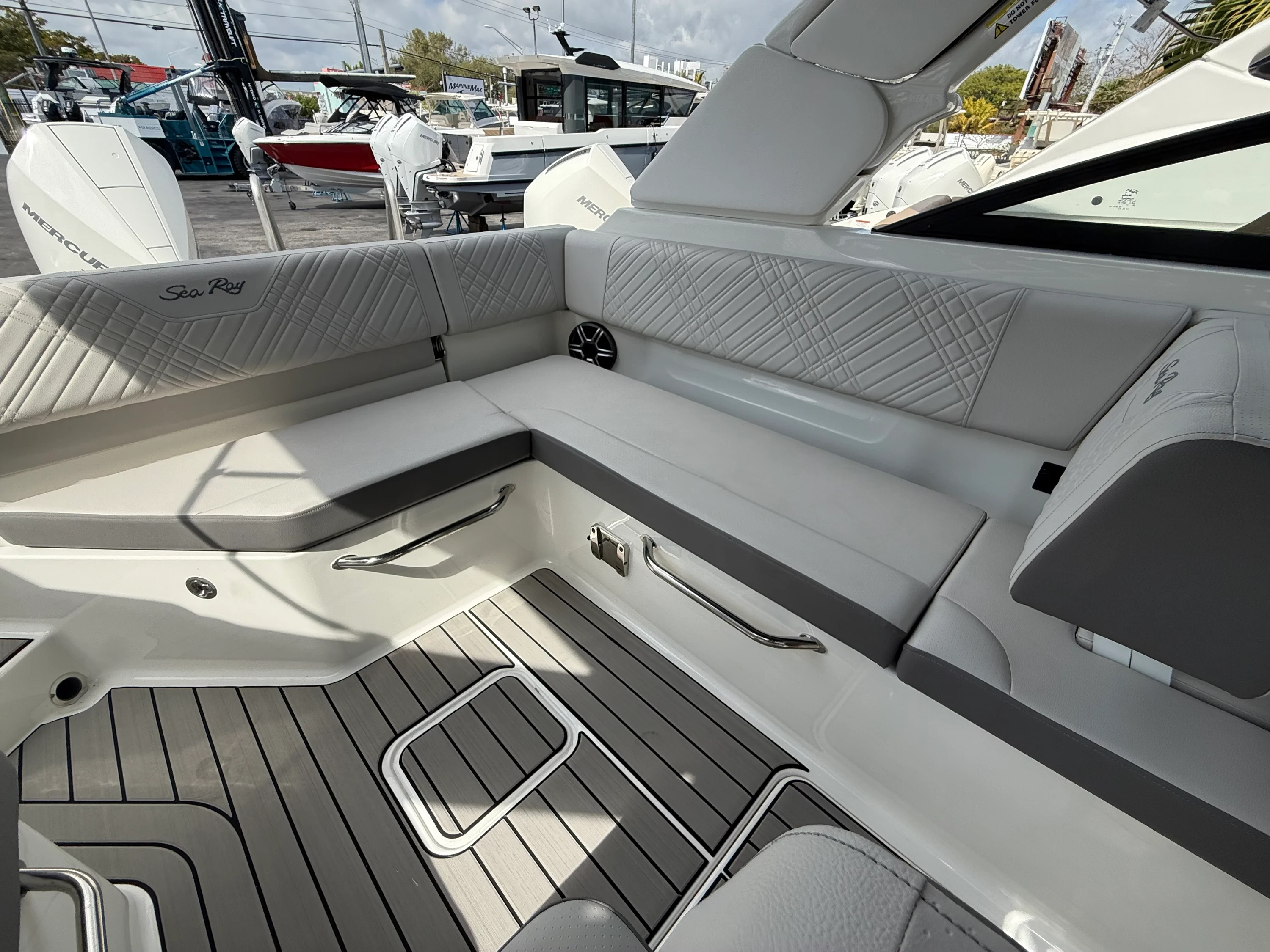 2026 Sea Ray SDX 250 Outboard Image Thumbnail #18