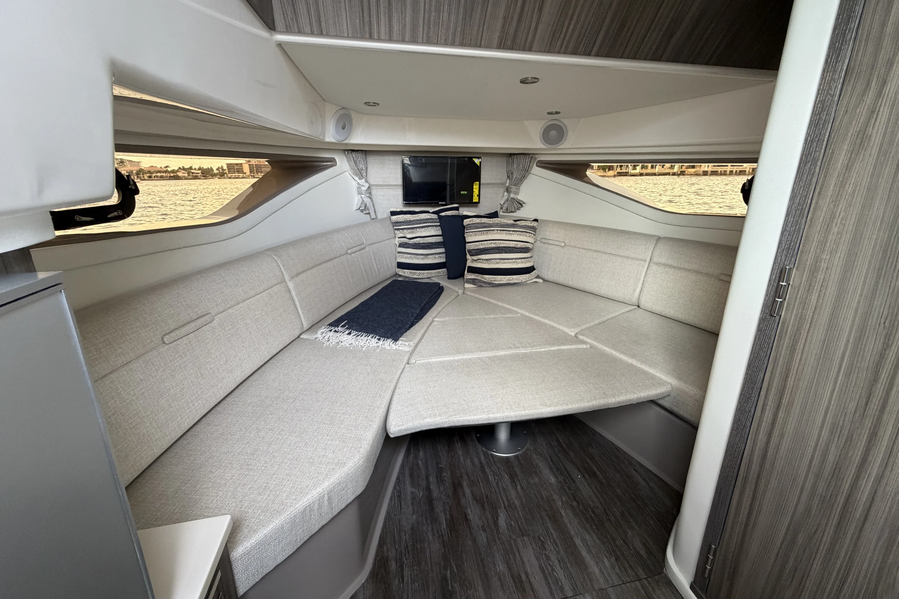 2026 Sea Ray Sundancer 320 Outboard Image Thumbnail #40