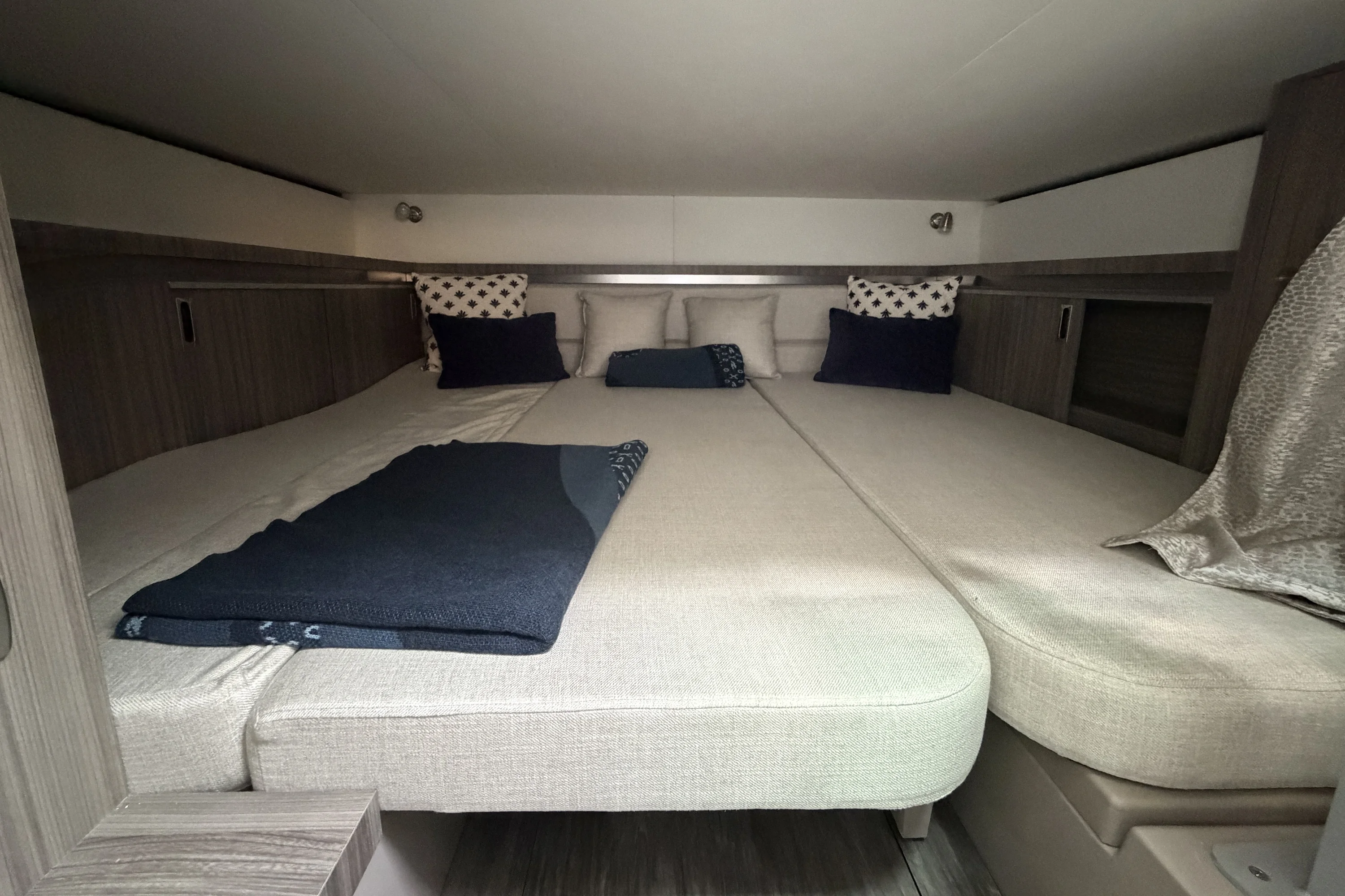 2026 Sea Ray Sundancer 320 Outboard Image Thumbnail #44