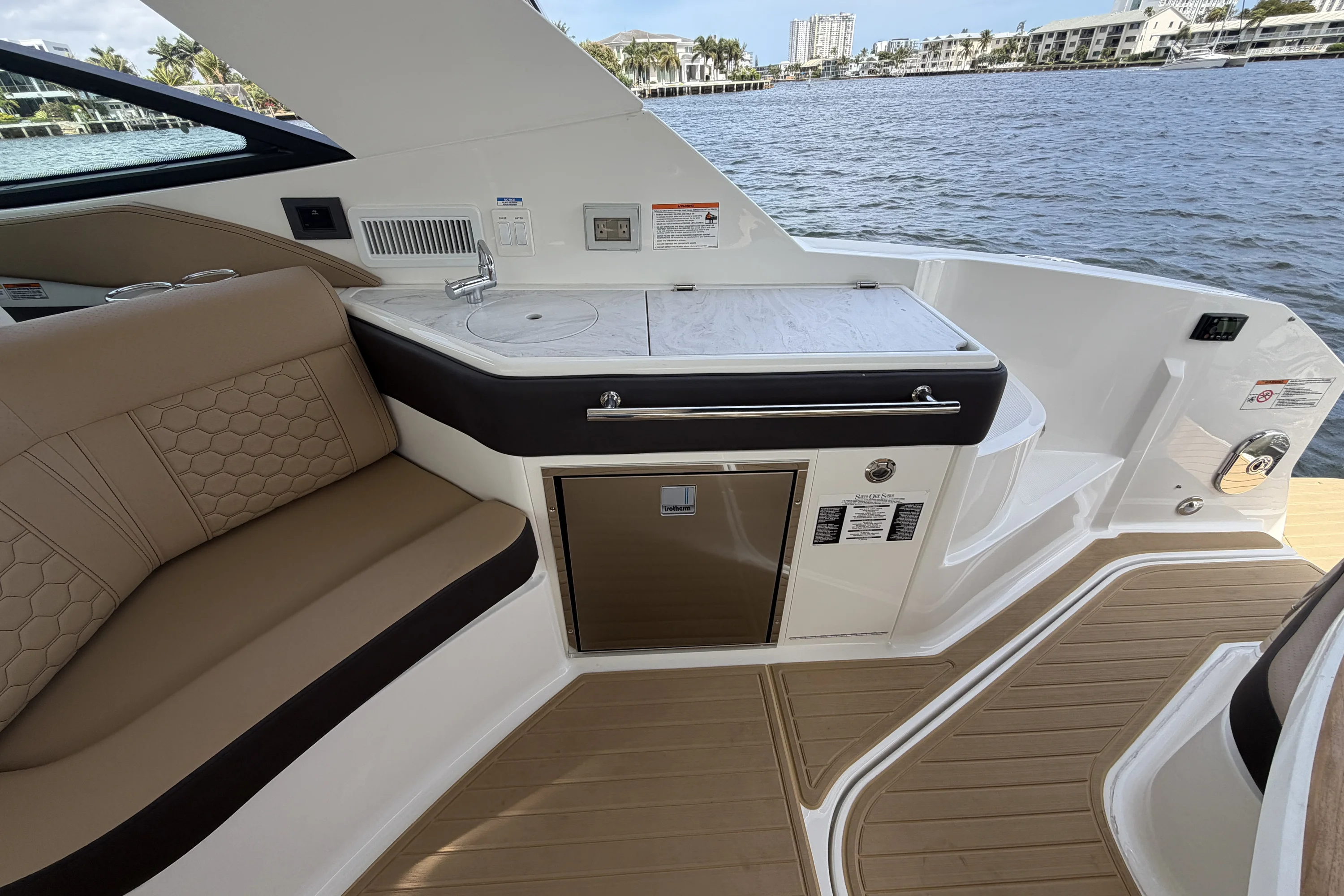 2026 Sea Ray Sundancer 320 Outboard Image Thumbnail #21