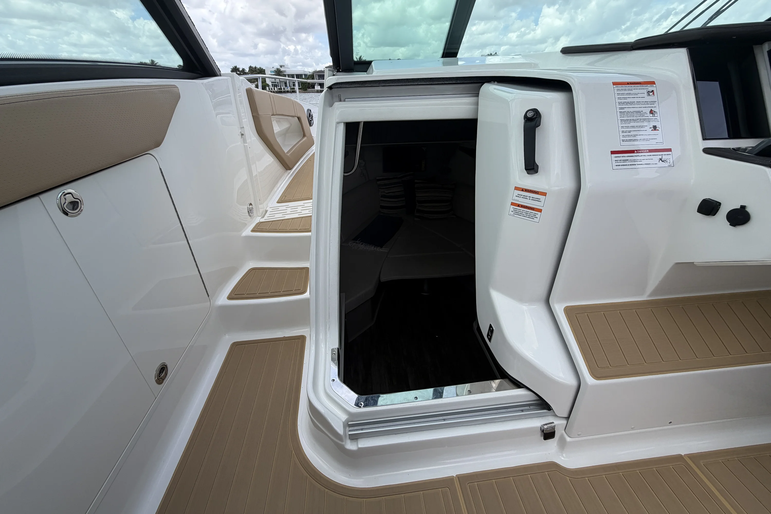 2026 Sea Ray Sundancer 320 Outboard Image Thumbnail #39