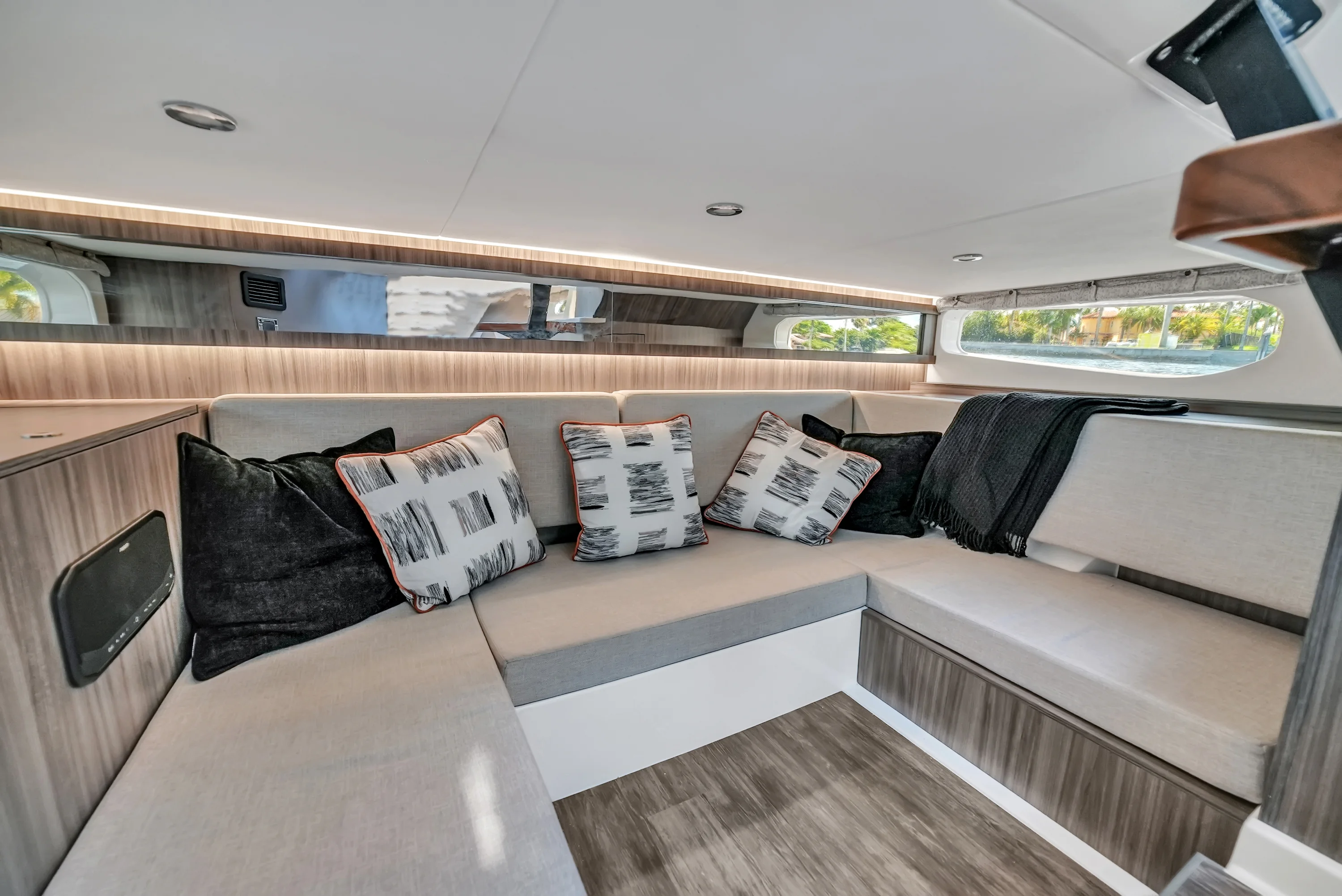 2026 Sea Ray Sundancer 370 Outboard Image Thumbnail #15