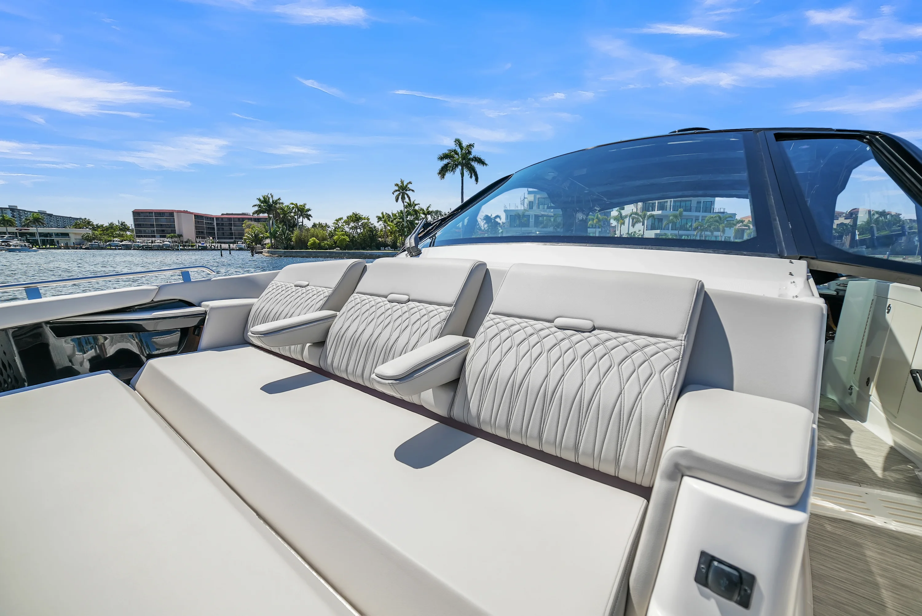 2026 Sea Ray Sundancer 370 Outboard Image Thumbnail #31
