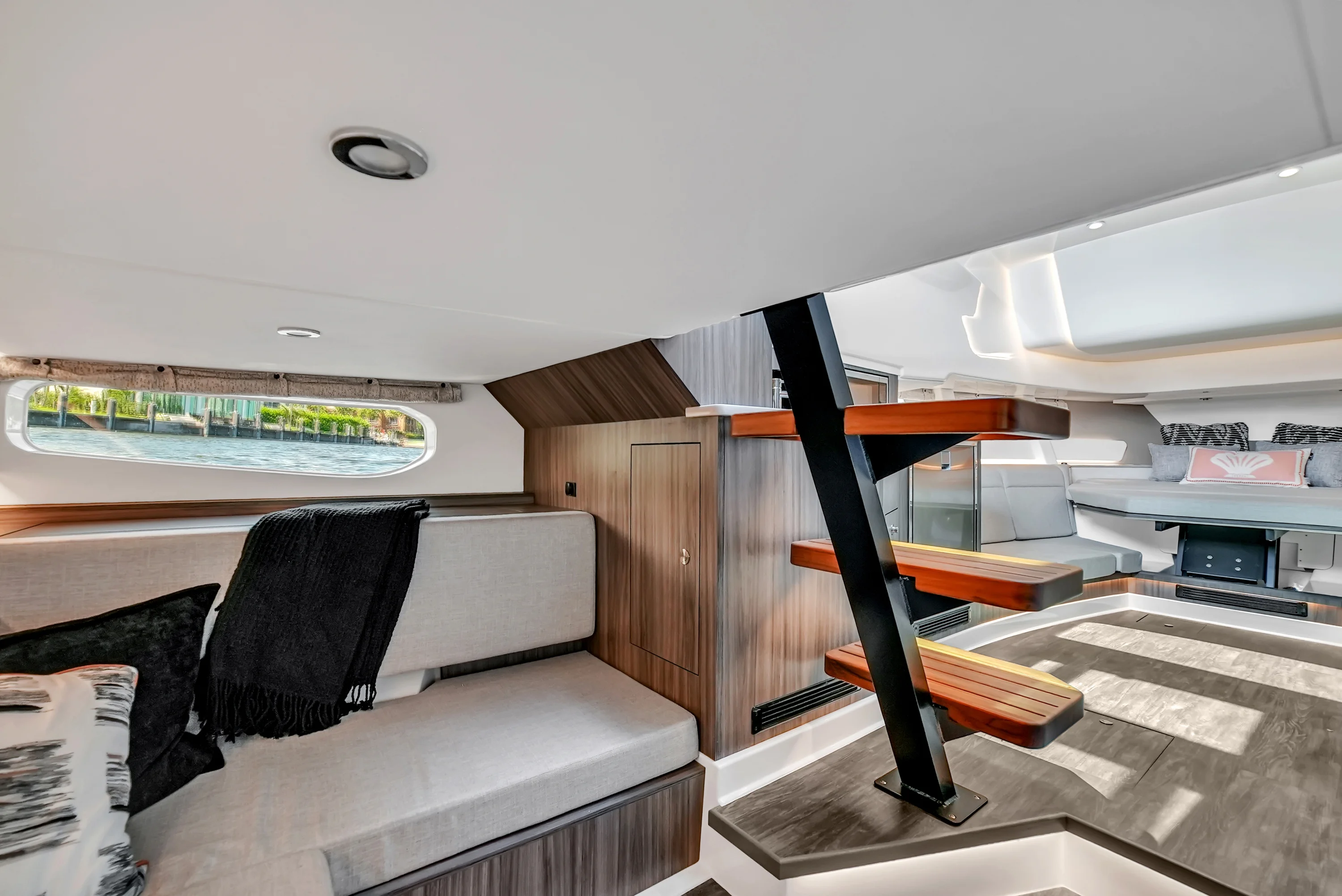 2026 Sea Ray Sundancer 370 Outboard Image Thumbnail #18