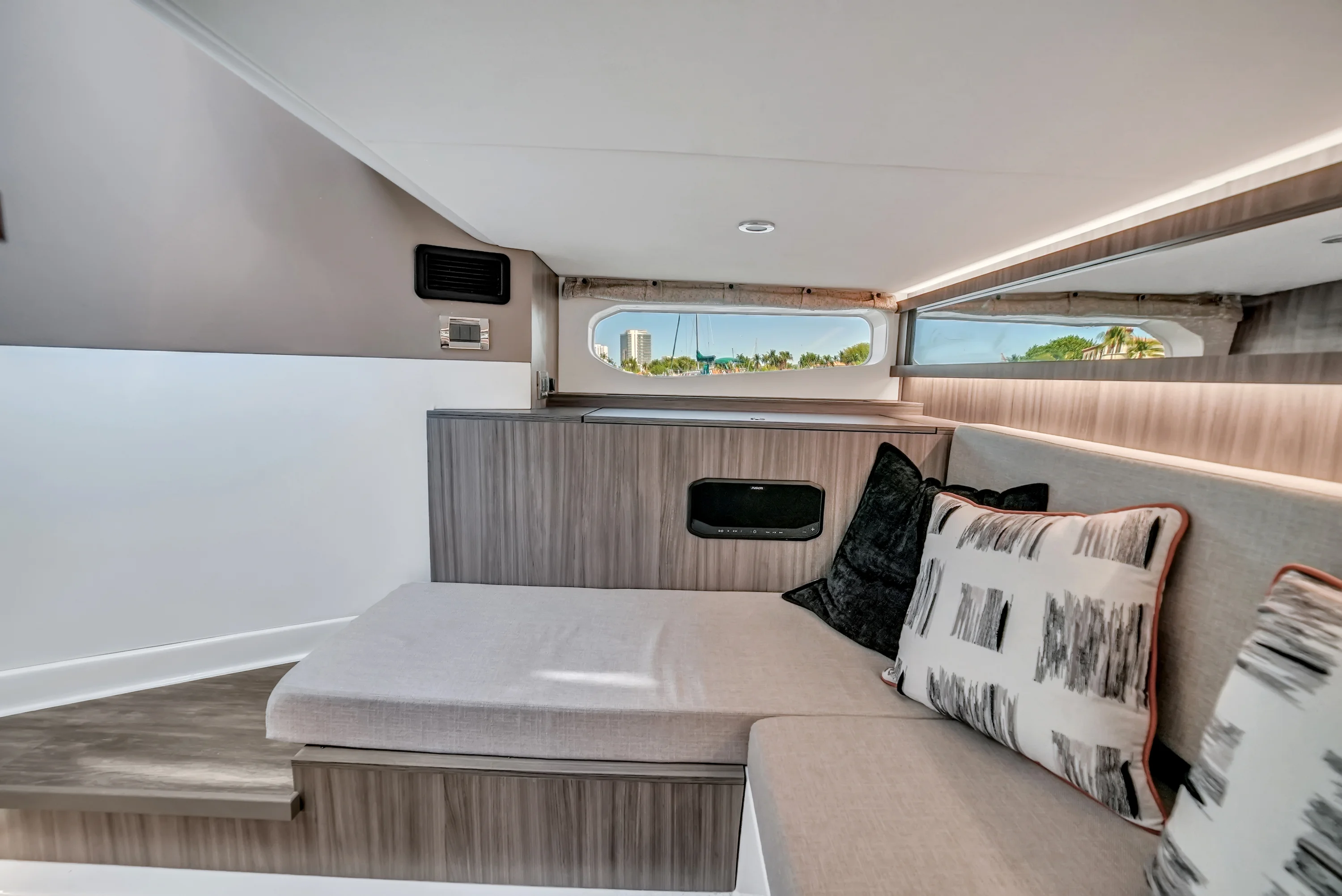2026 Sea Ray Sundancer 370 Outboard Image Thumbnail #16