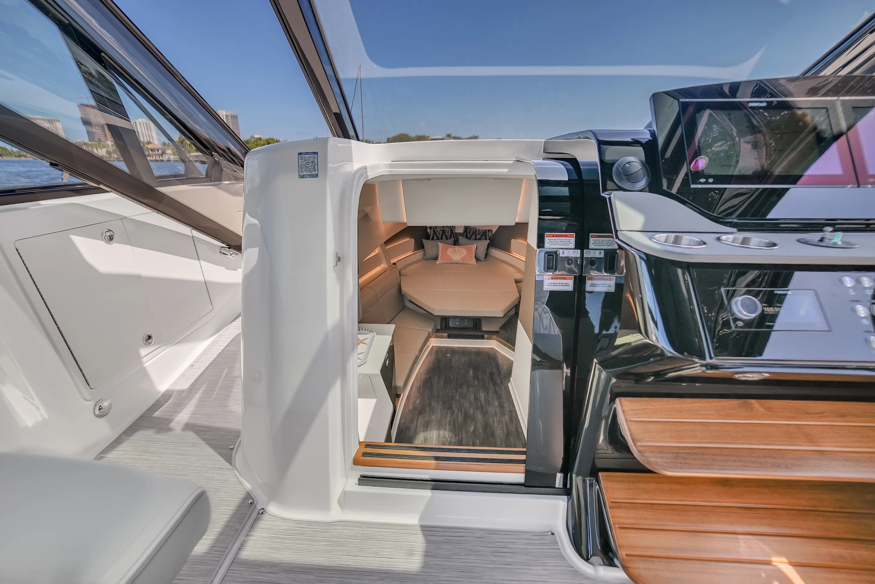 2026 Sea Ray Sundancer 370 Outboard Image Thumbnail #7