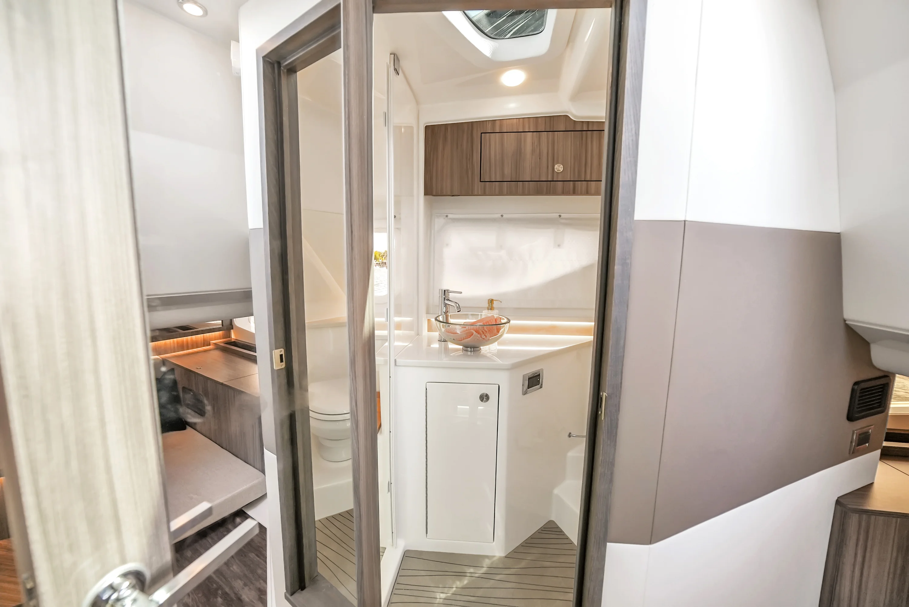 2026 Sea Ray Sundancer 370 Outboard Image Thumbnail #19