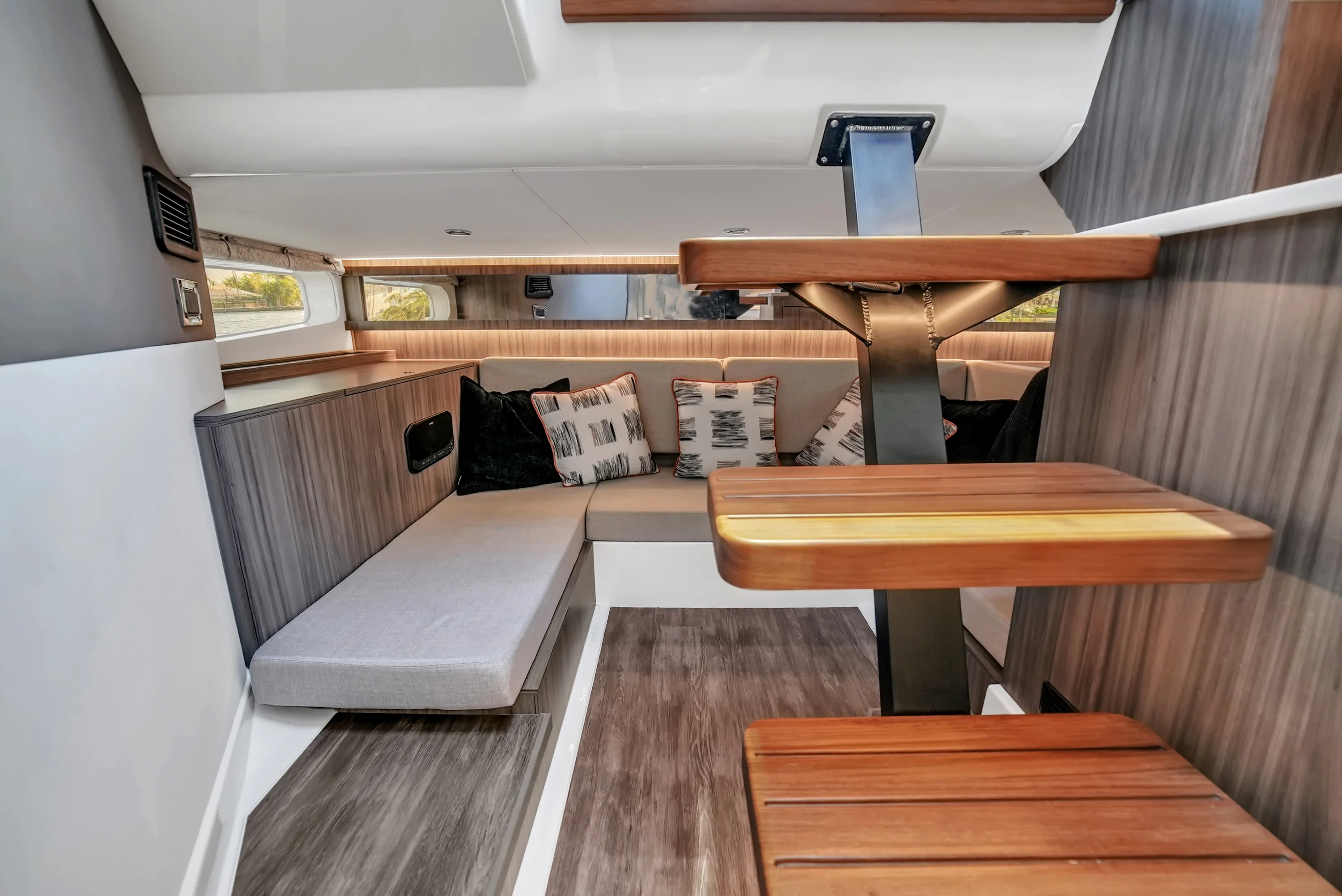 2026 Sea Ray Sundancer 370 Outboard Image Thumbnail #14