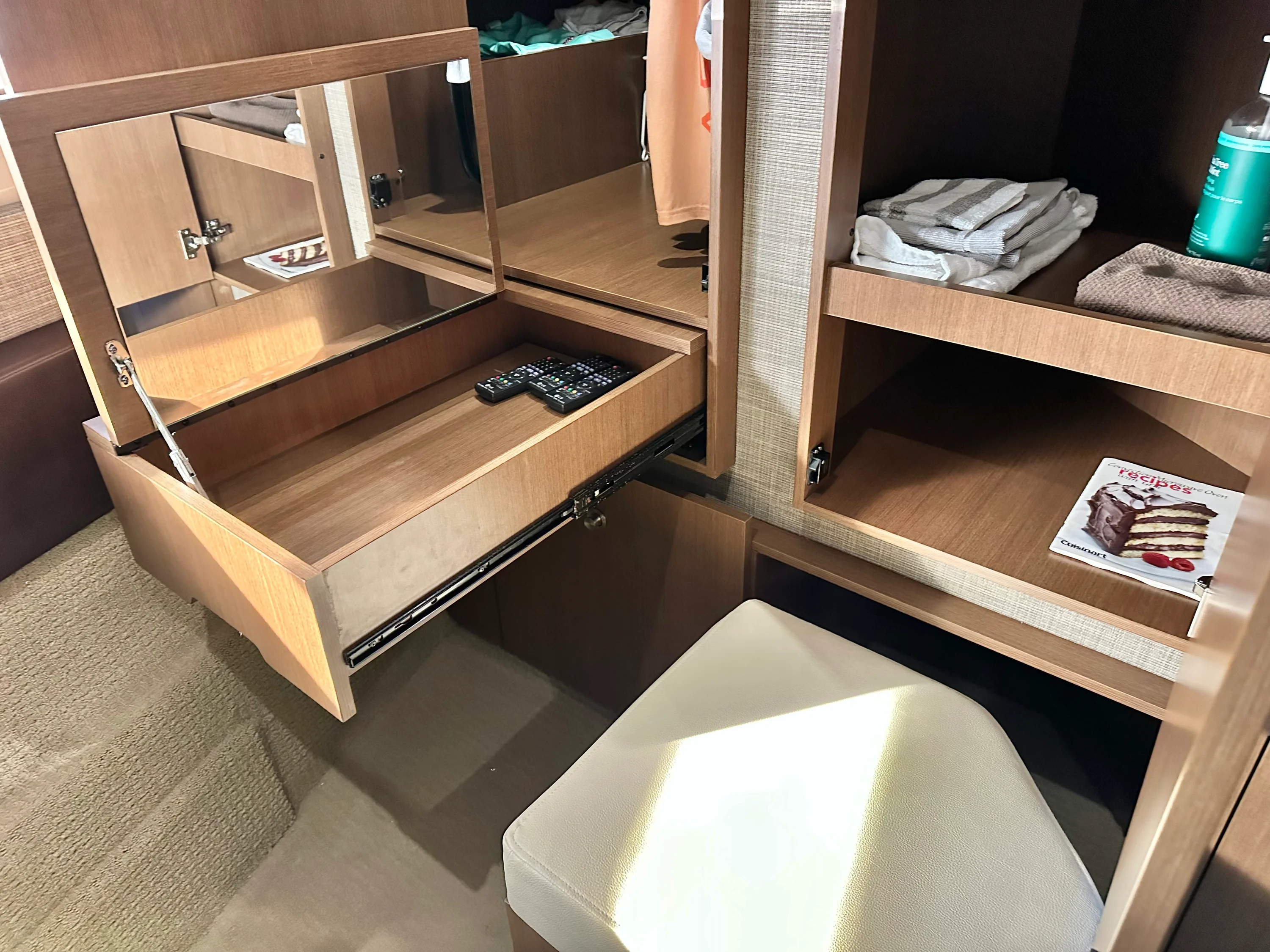 2016 Sea Ray 400 SUNDANCER Image Thumbnail #32