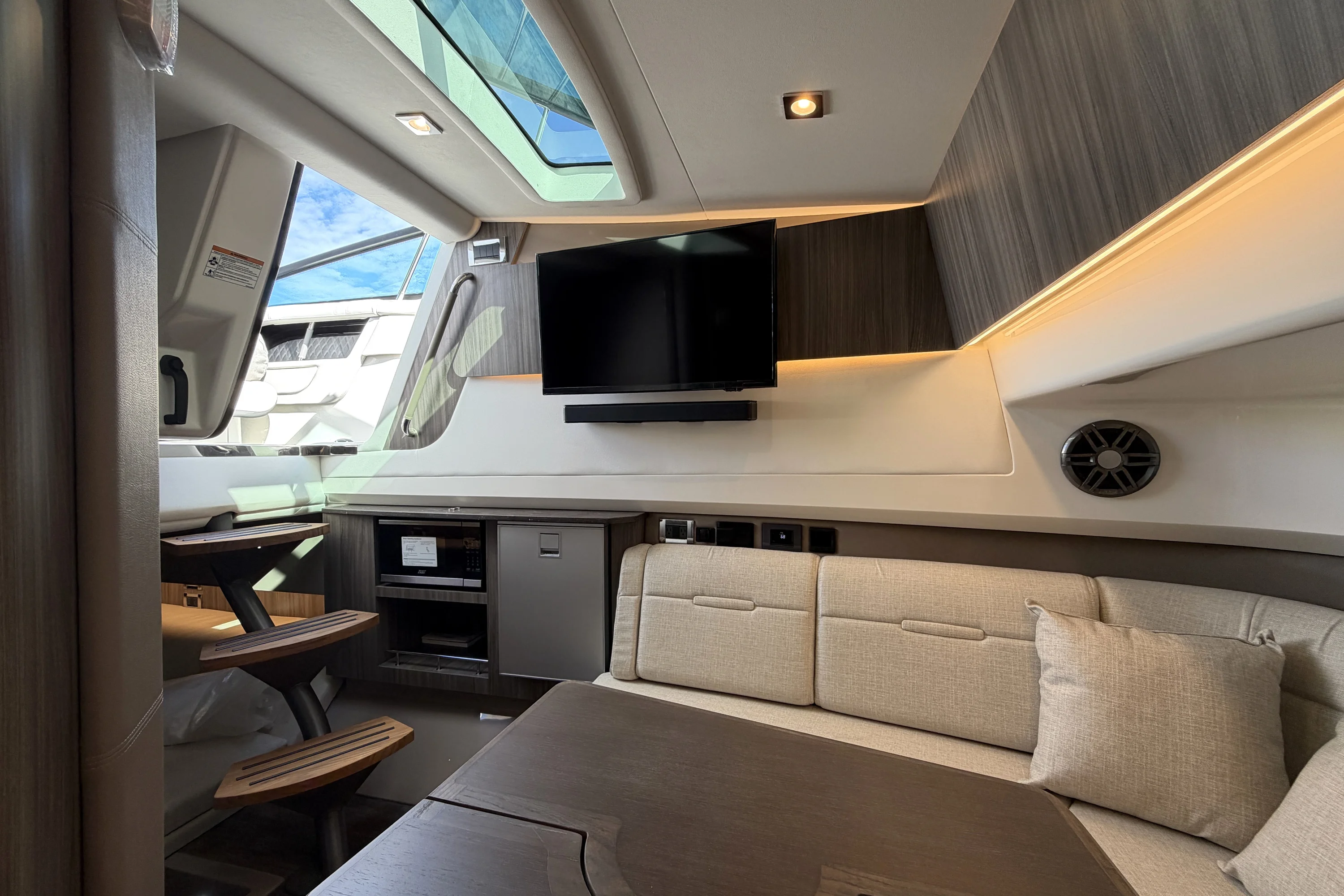 2026 Sea Ray SLX 400 Outboard Image Thumbnail #43