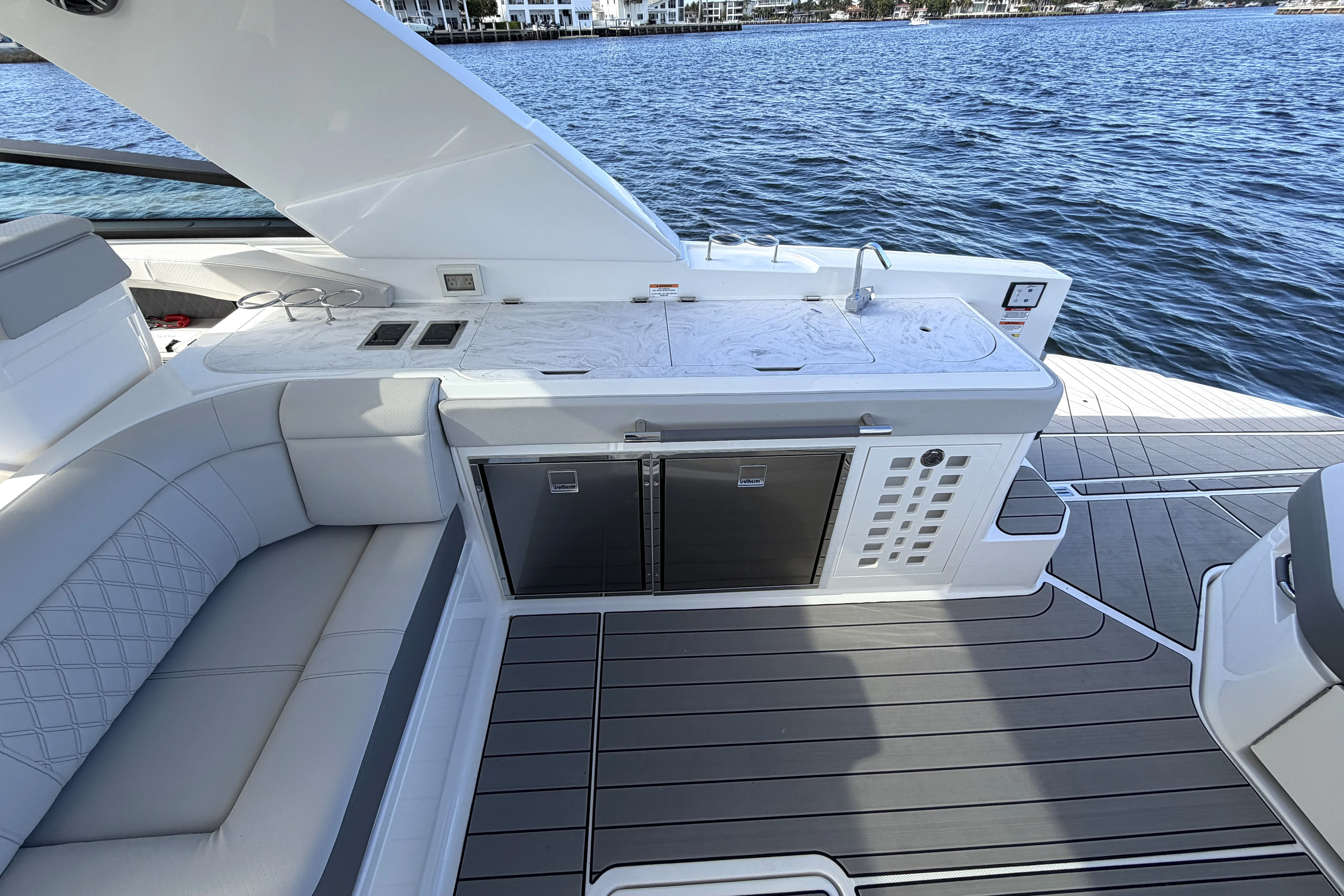 2026 Sea Ray SLX 400 Outboard Image Thumbnail #18