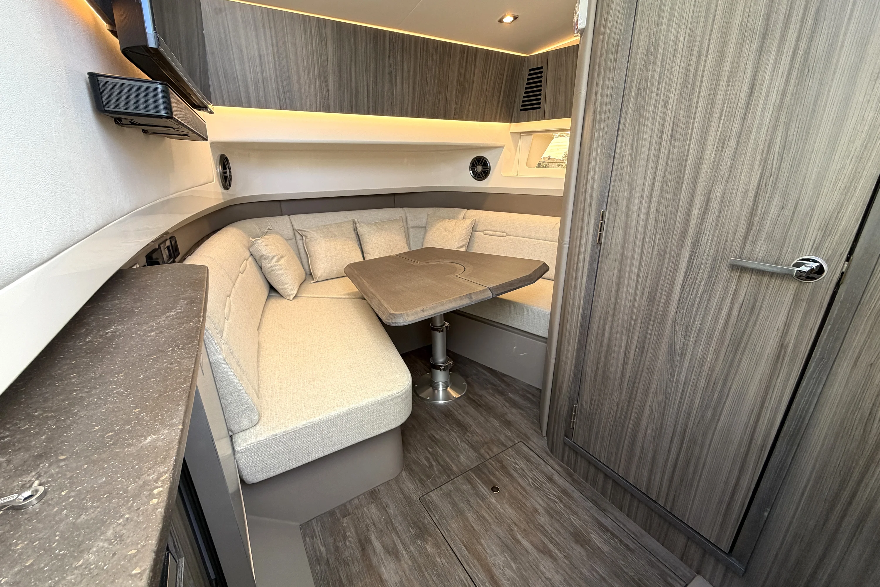 2026 Sea Ray SLX 400 Outboard Image Thumbnail #41