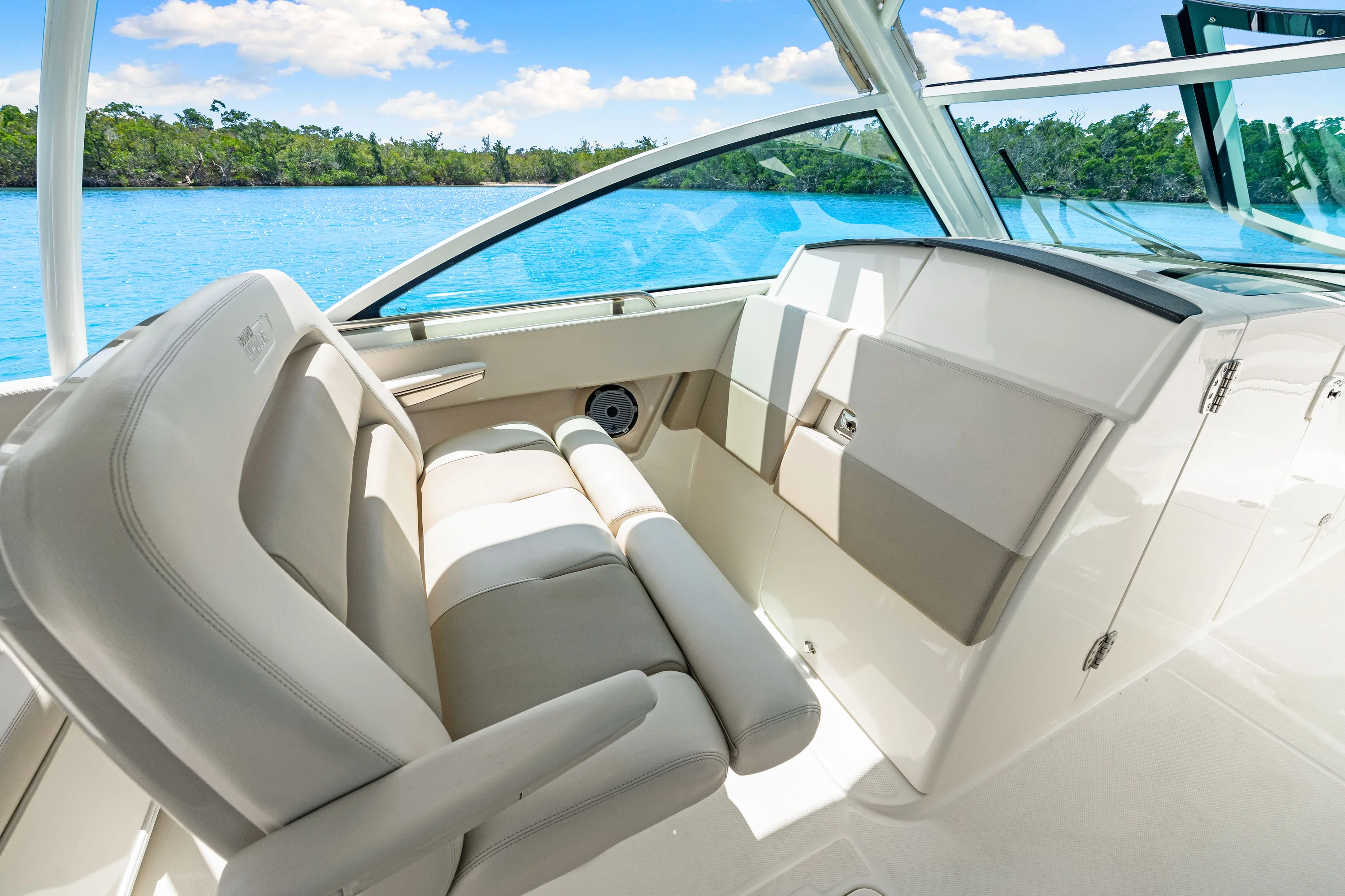 Thumbnail 2 for 2023 Boston Whaler 320 Vantage