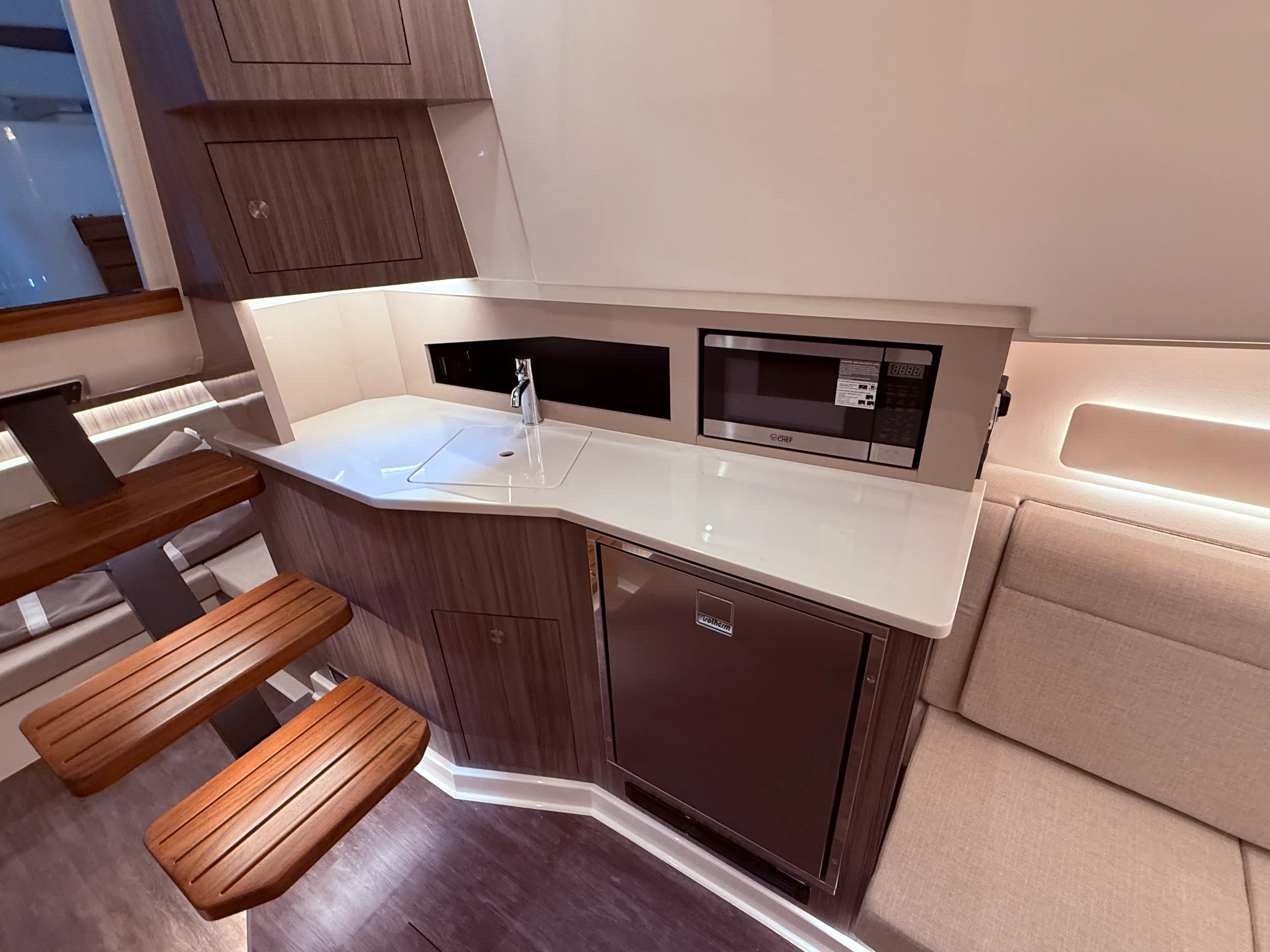 2026 Sea Ray Sundancer 370 Image Thumbnail #47