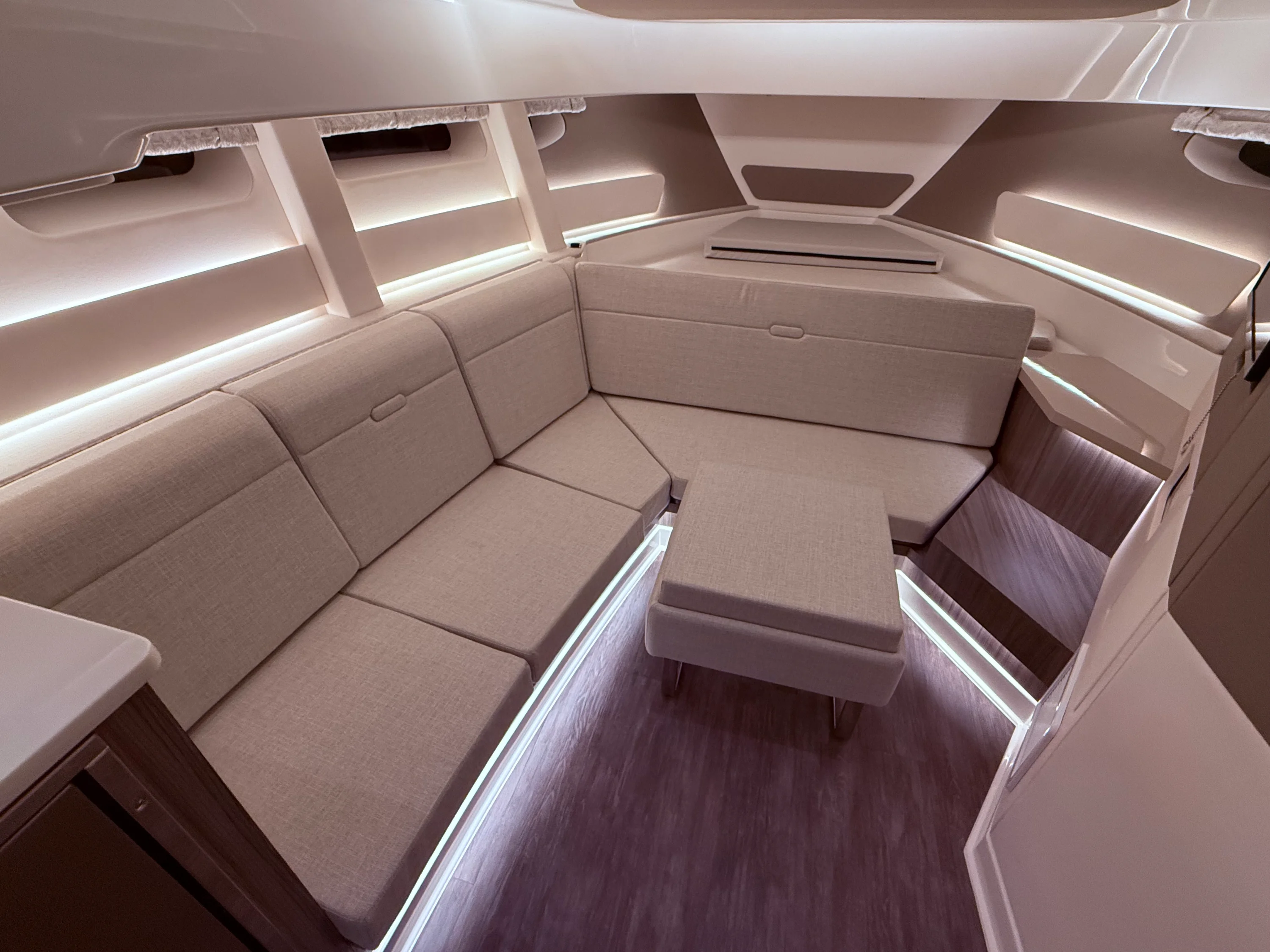 2026 Sea Ray Sundancer 370 Image Thumbnail #23