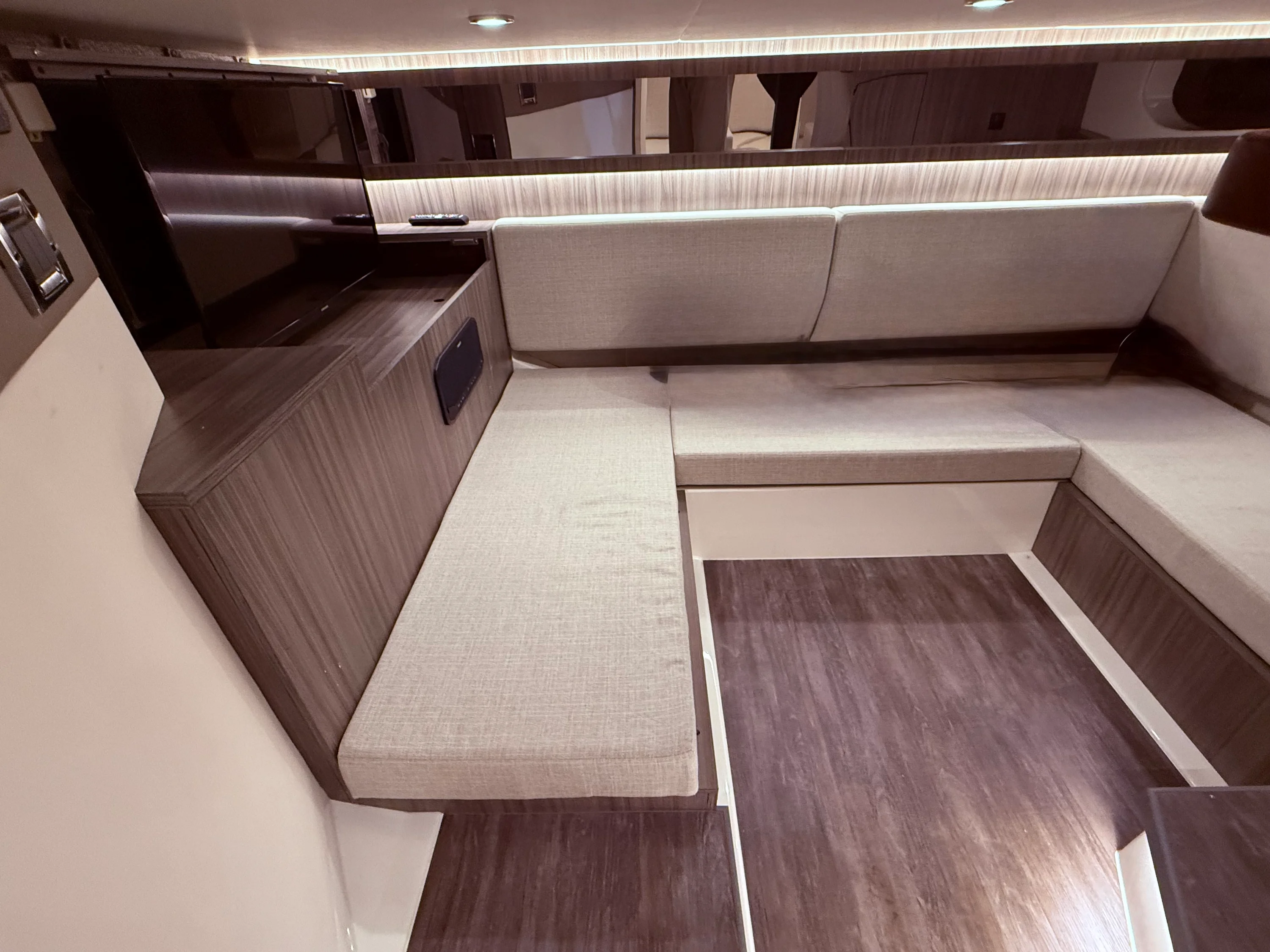 2026 Sea Ray Sundancer 370 Image Thumbnail #26