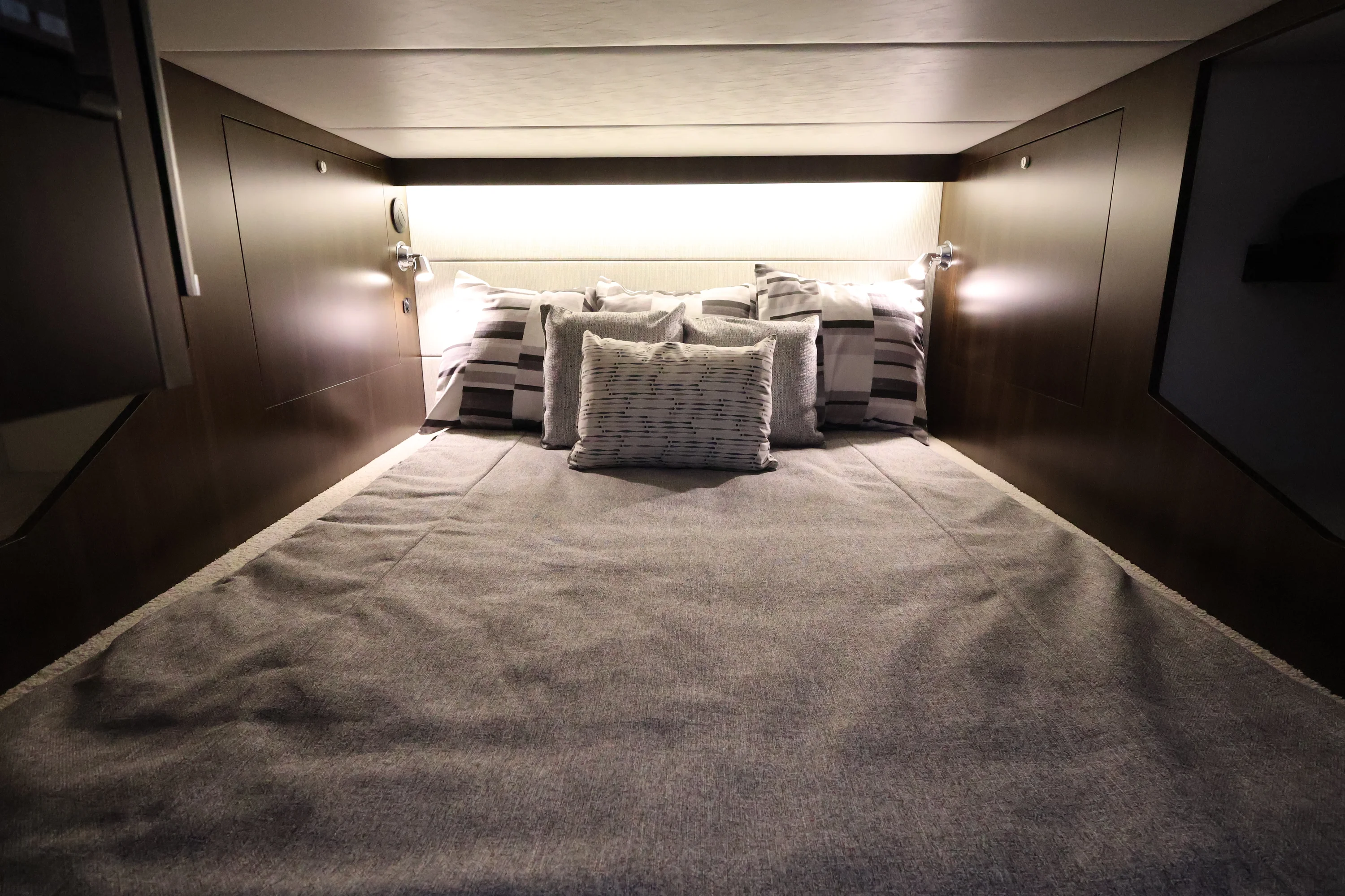 2026 Cruisers Yachts 38 GLS Outboard Image Thumbnail #46