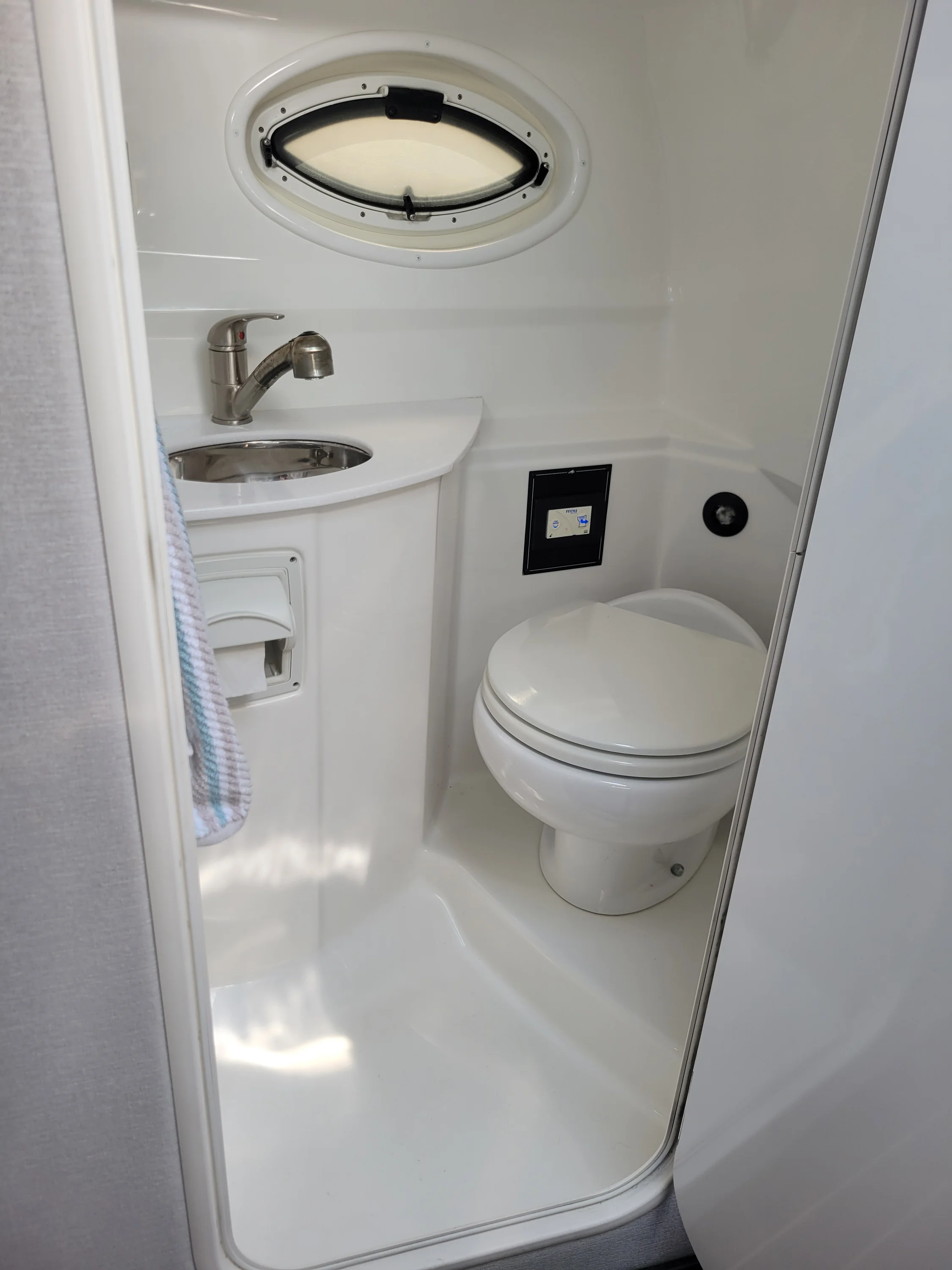 2018 Monterey 275 SPORT YACHT Image Thumbnail #11