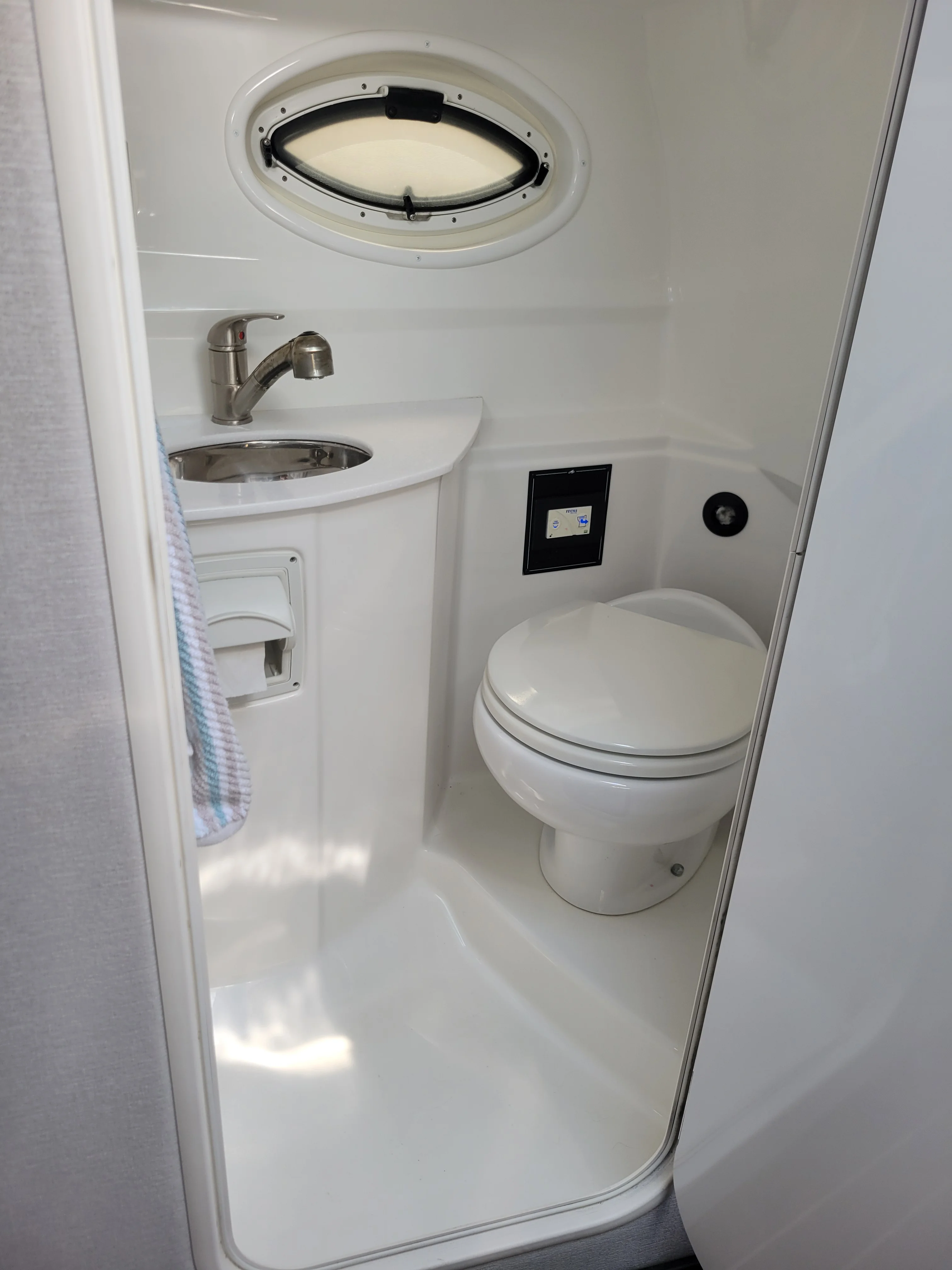 2018 Monterey 275 SPORT YACHT Image Thumbnail #11