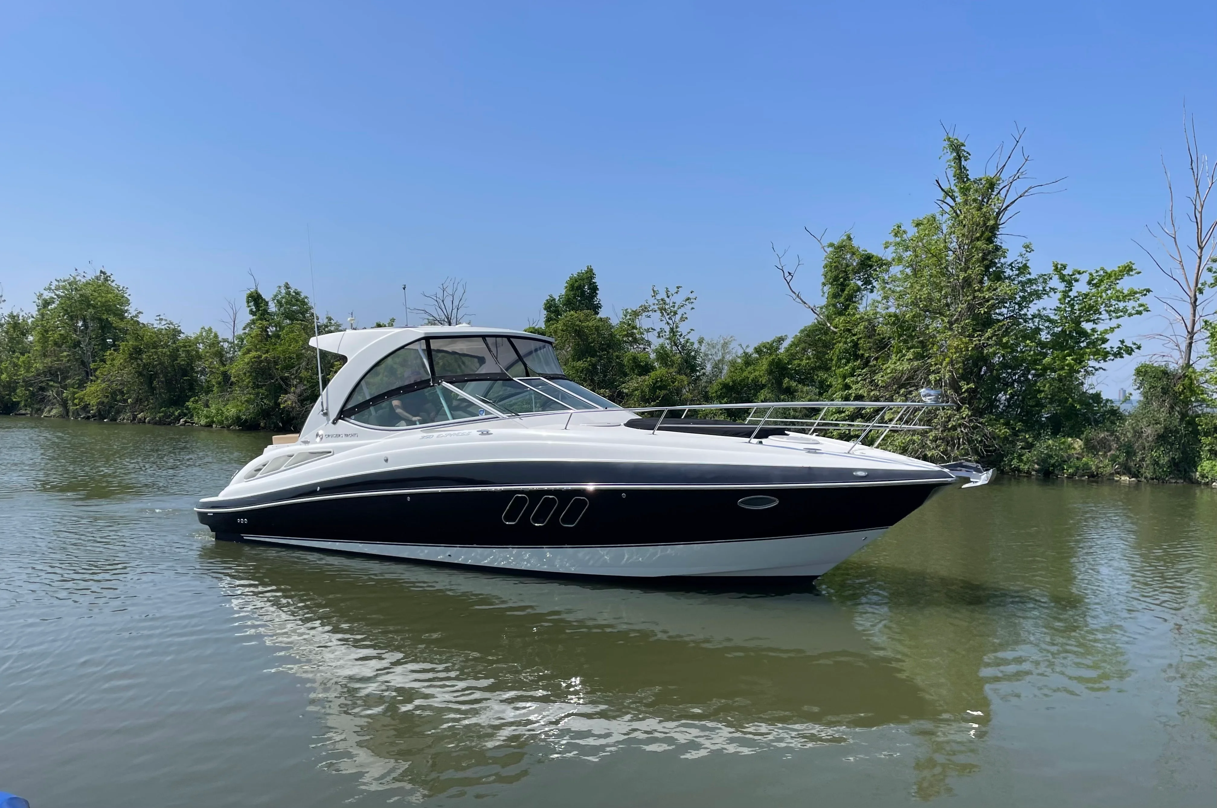 2015 Cruisers Yachts 350 EX Image Thumbnail #5