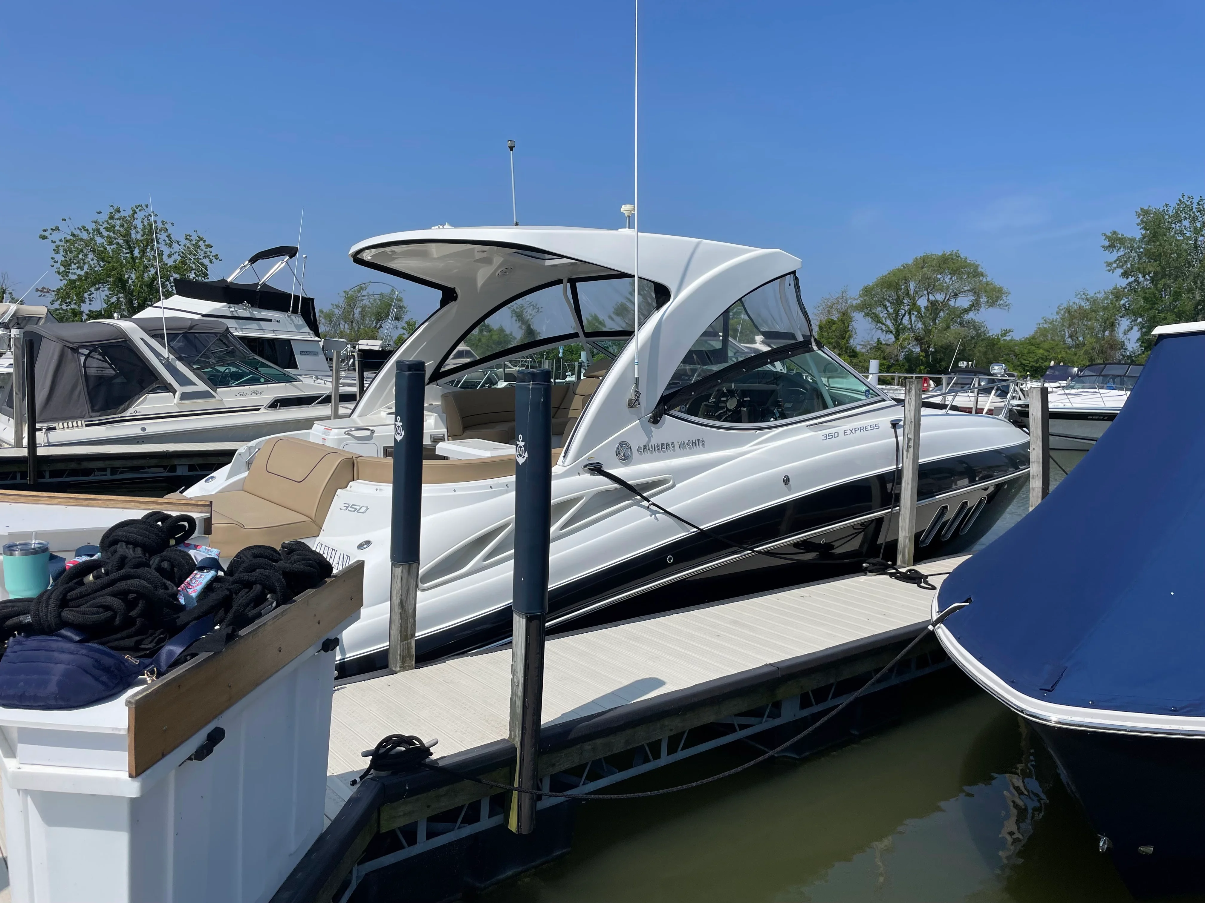 2015 Cruisers Yachts 350 EX Image Thumbnail #4