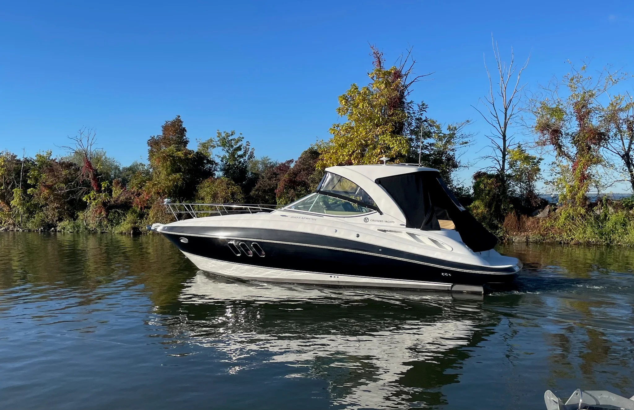 2015 Cruisers Yachts 350 EX Image Thumbnail #0