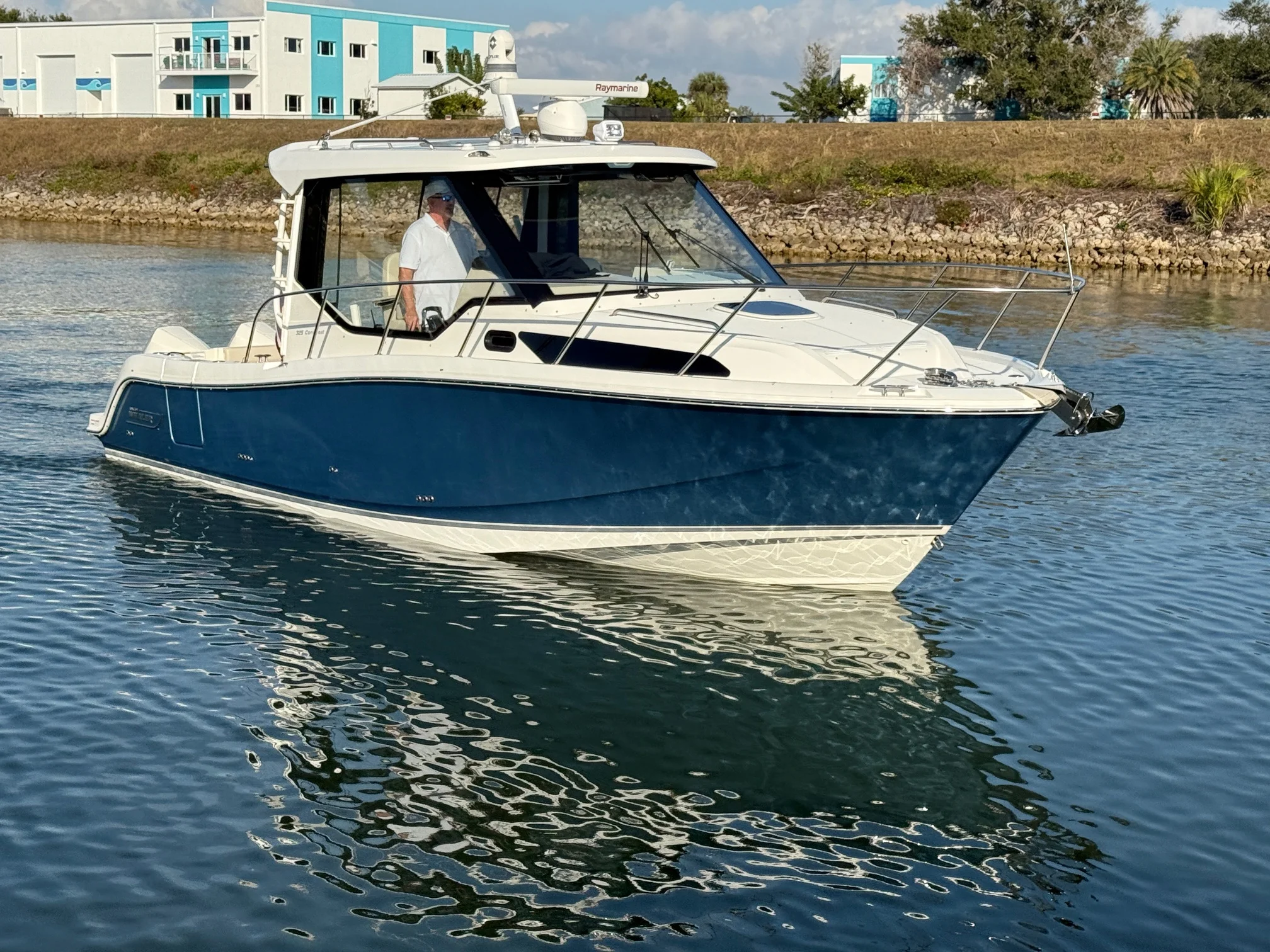 2022 Boston Whaler 325 CQ Image Thumbnail #2