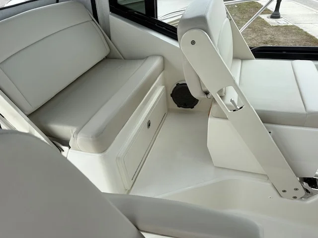 2022 Boston Whaler 325 CQ Image Thumbnail #12