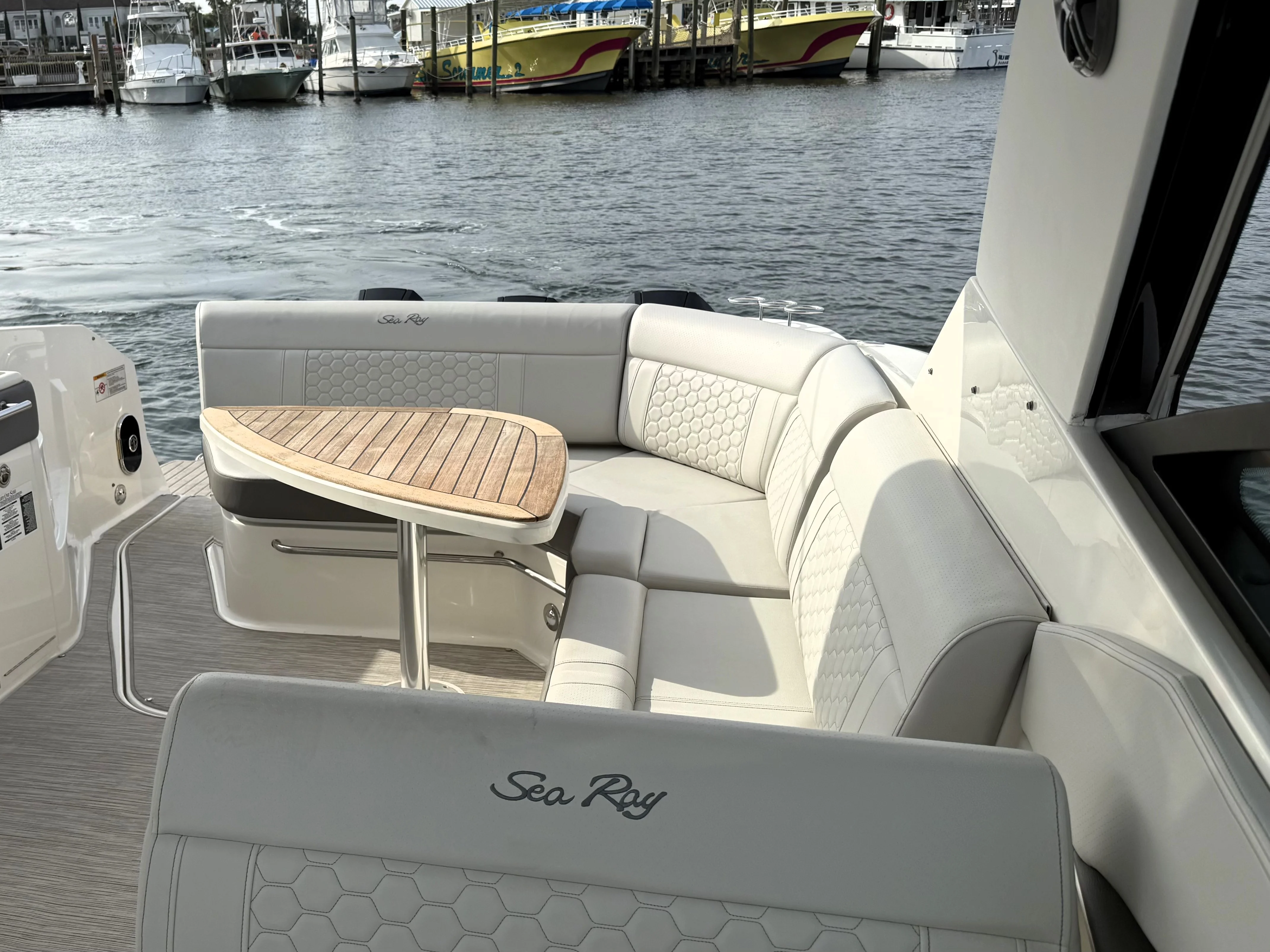 2023 Sea Ray 320 SUNDANCER Image Thumbnail #15