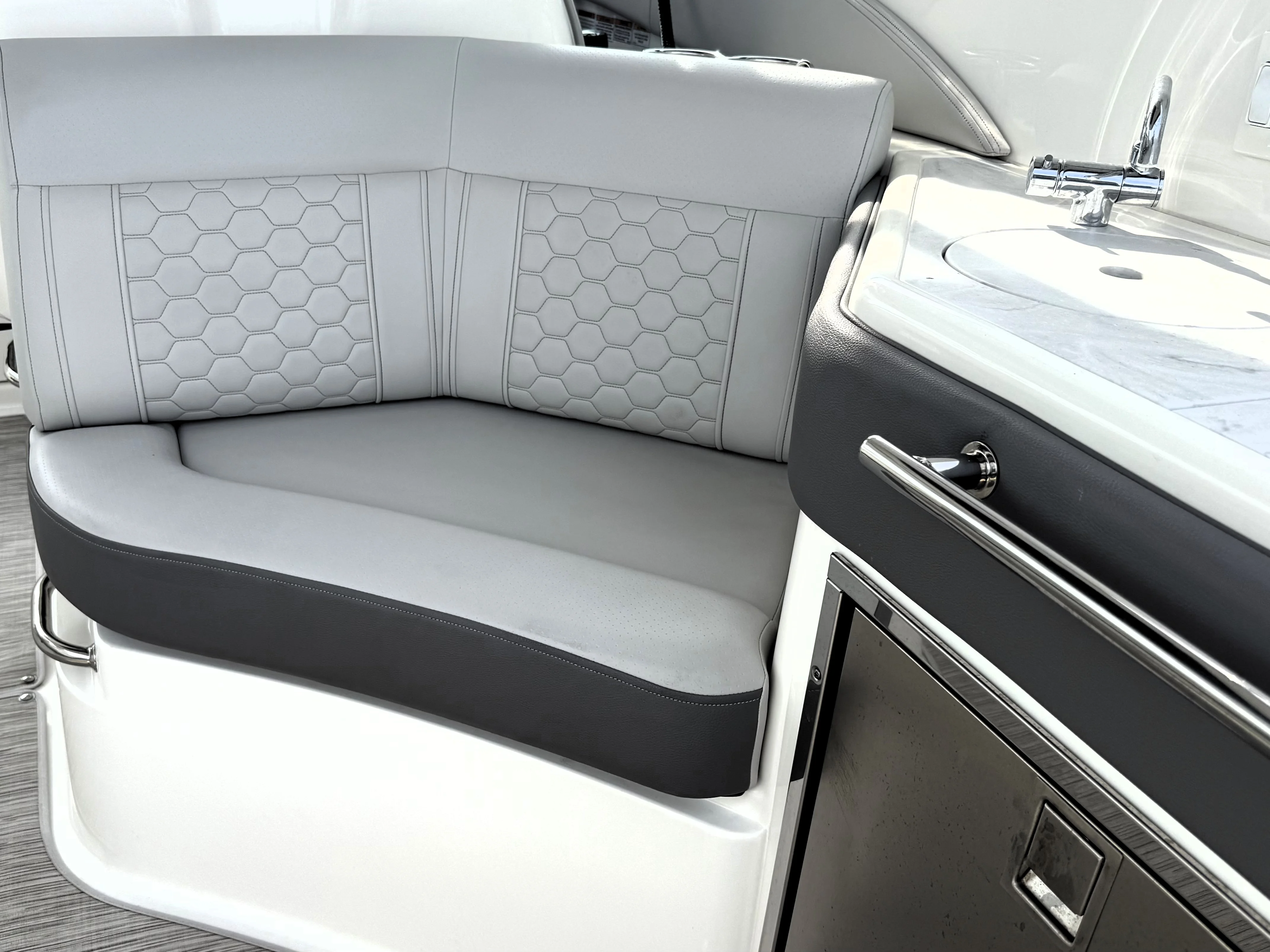 2023 Sea Ray 320 SUNDANCER Image Thumbnail #17