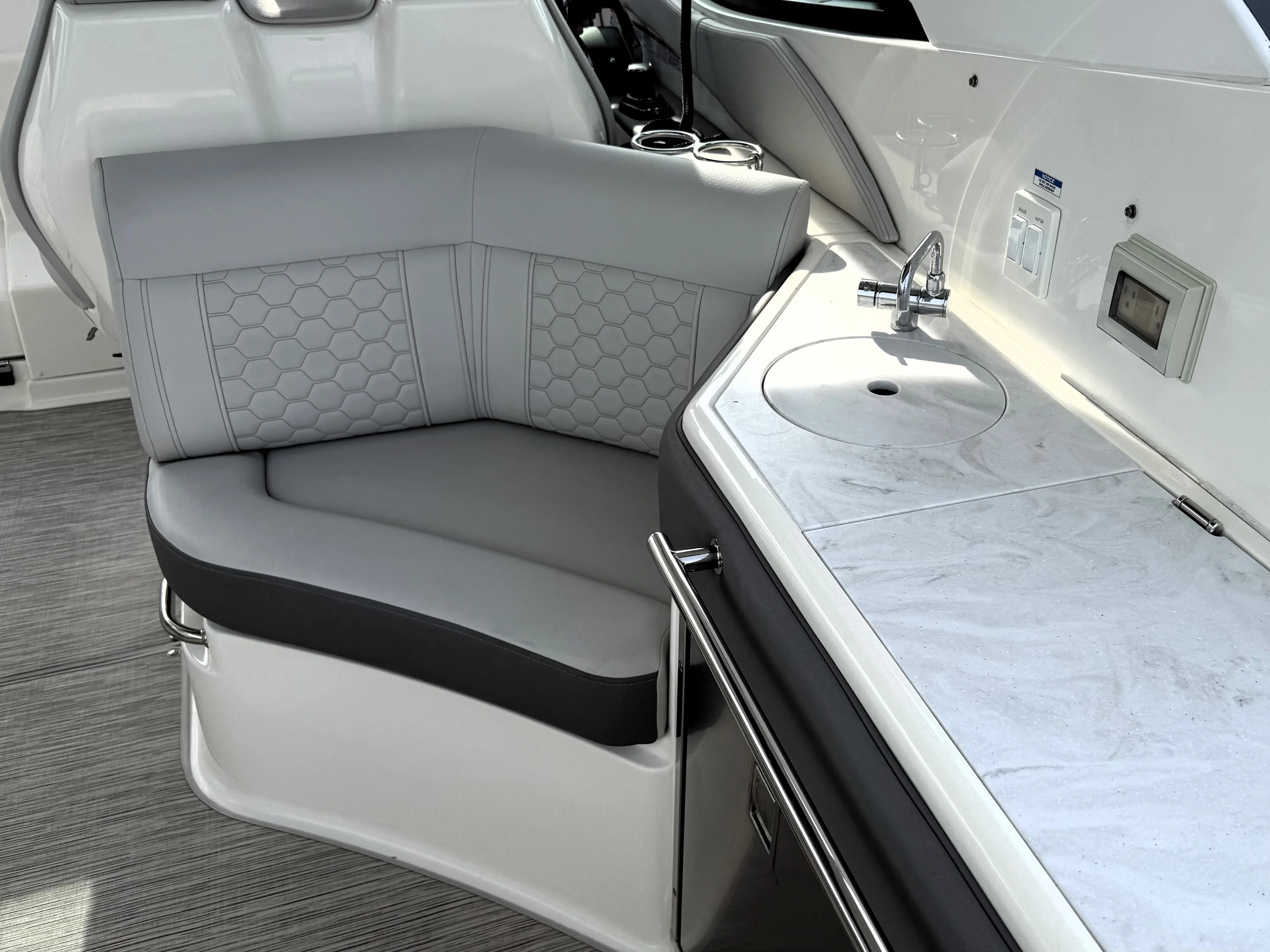 2023 Sea Ray 320 SUNDANCER Image Thumbnail #16