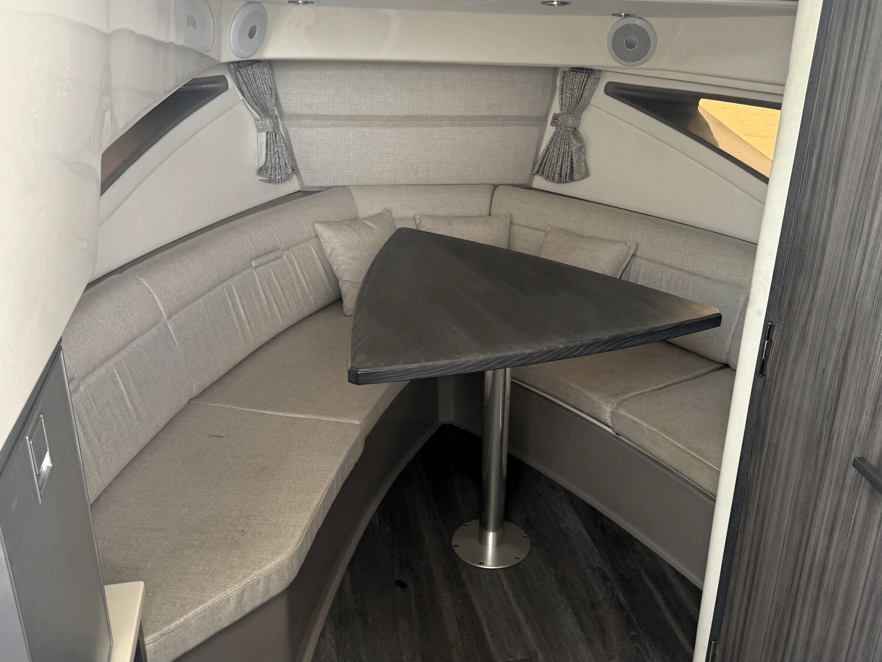 2023 Sea Ray 320 SUNDANCER Image Thumbnail #31