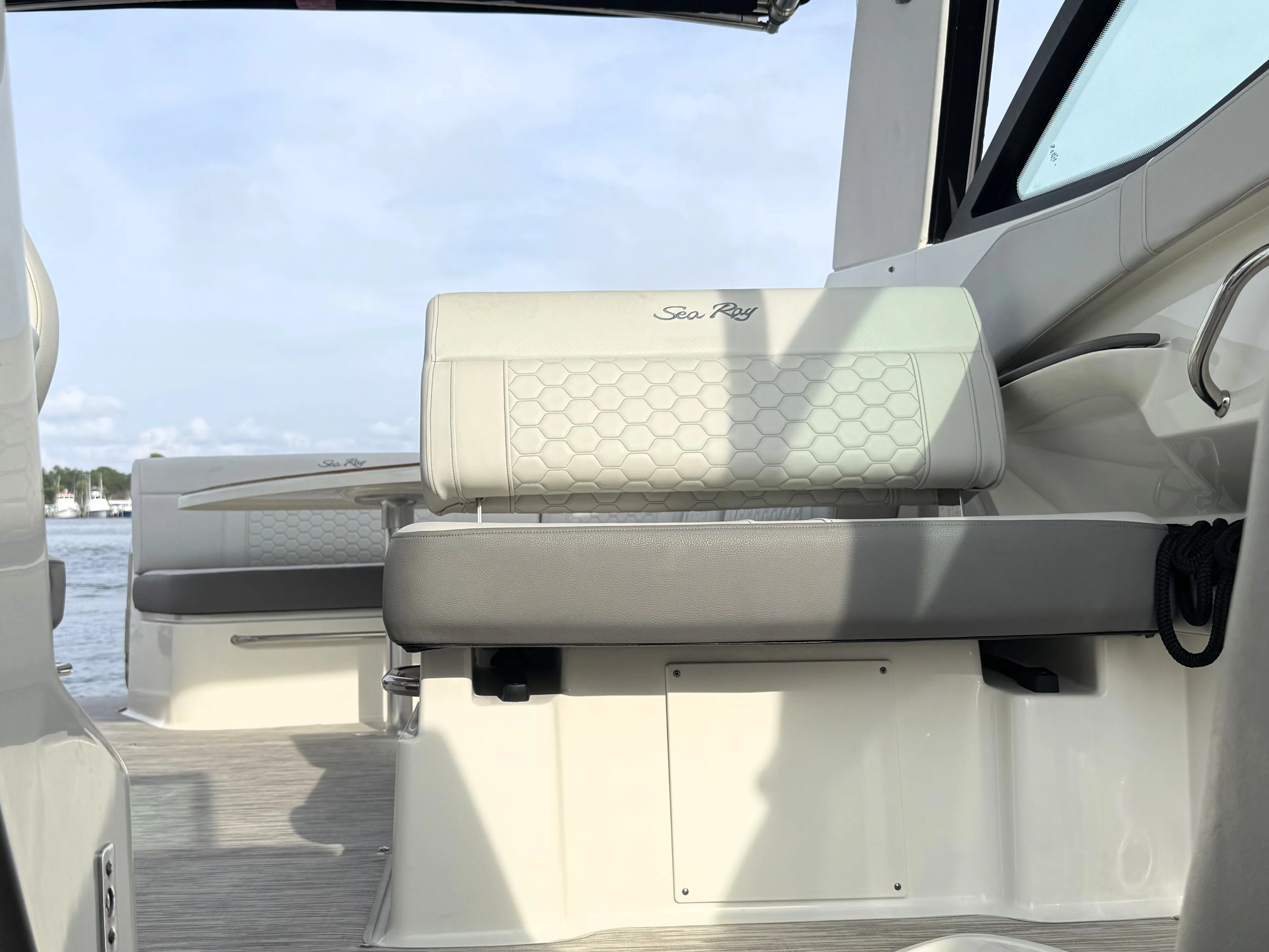 2023 Sea Ray 320 SUNDANCER Image Thumbnail #39
