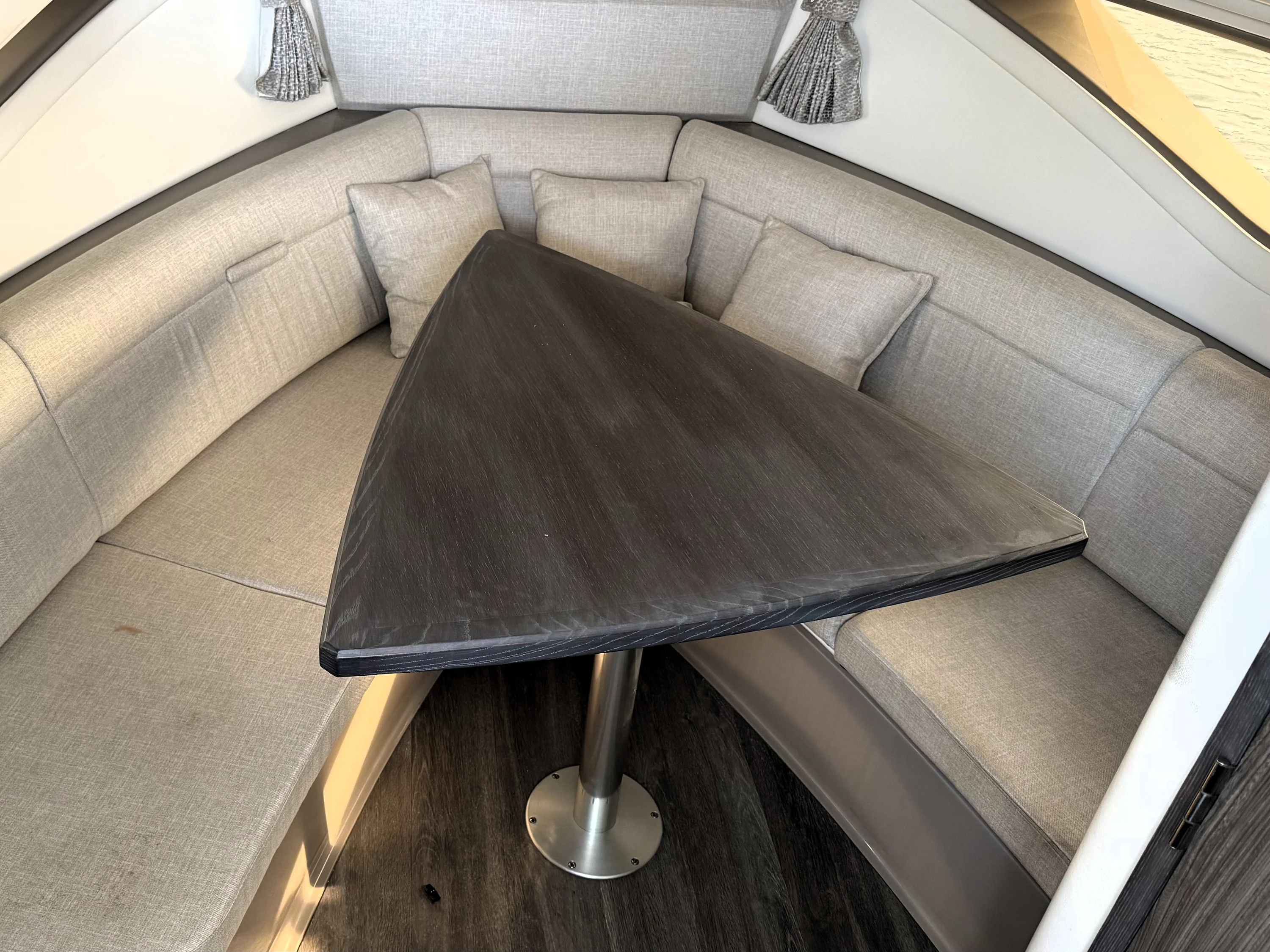 2023 Sea Ray 320 SUNDANCER Image Thumbnail #32