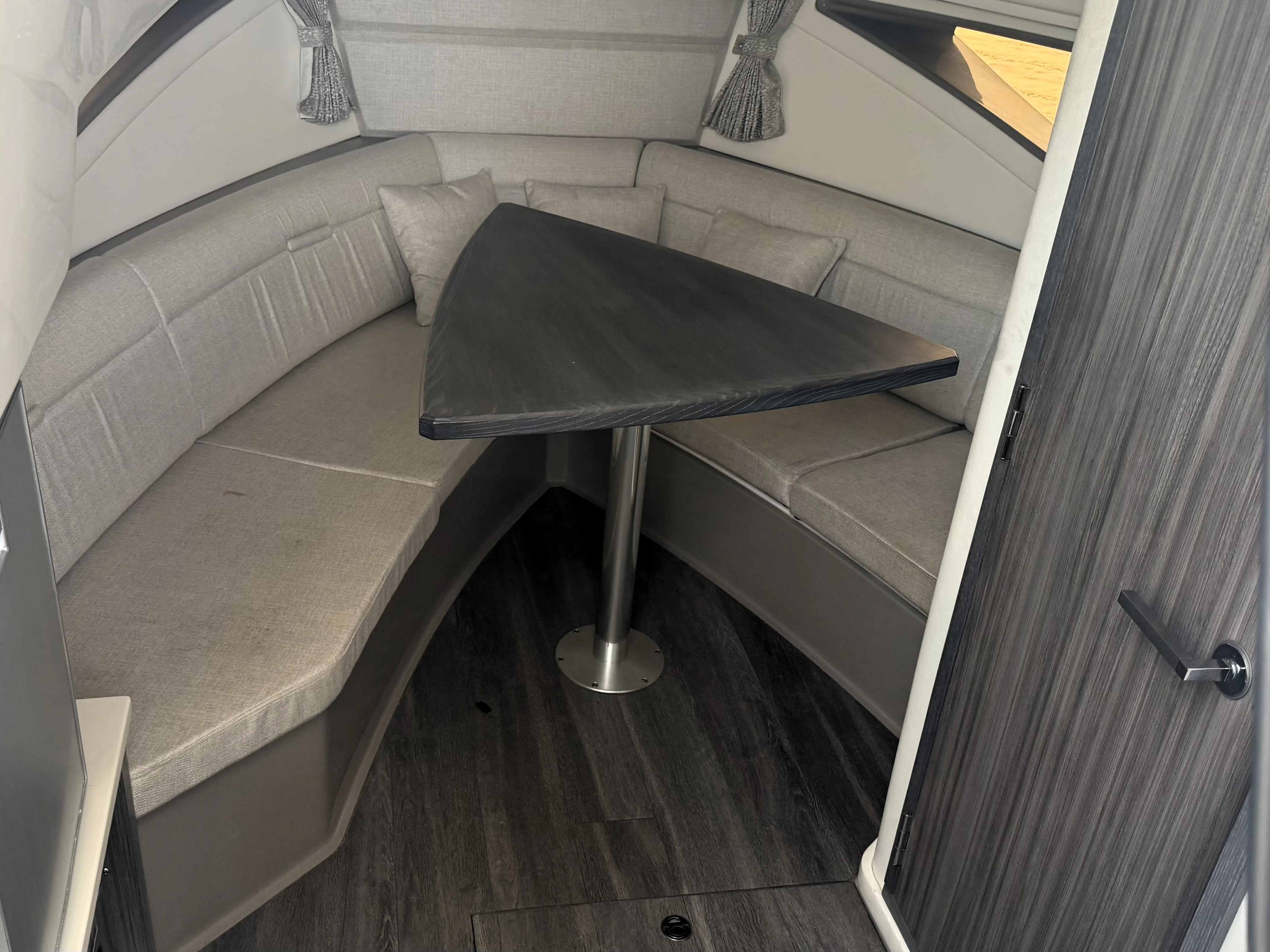 2023 Sea Ray 320 SUNDANCER Image Thumbnail #33